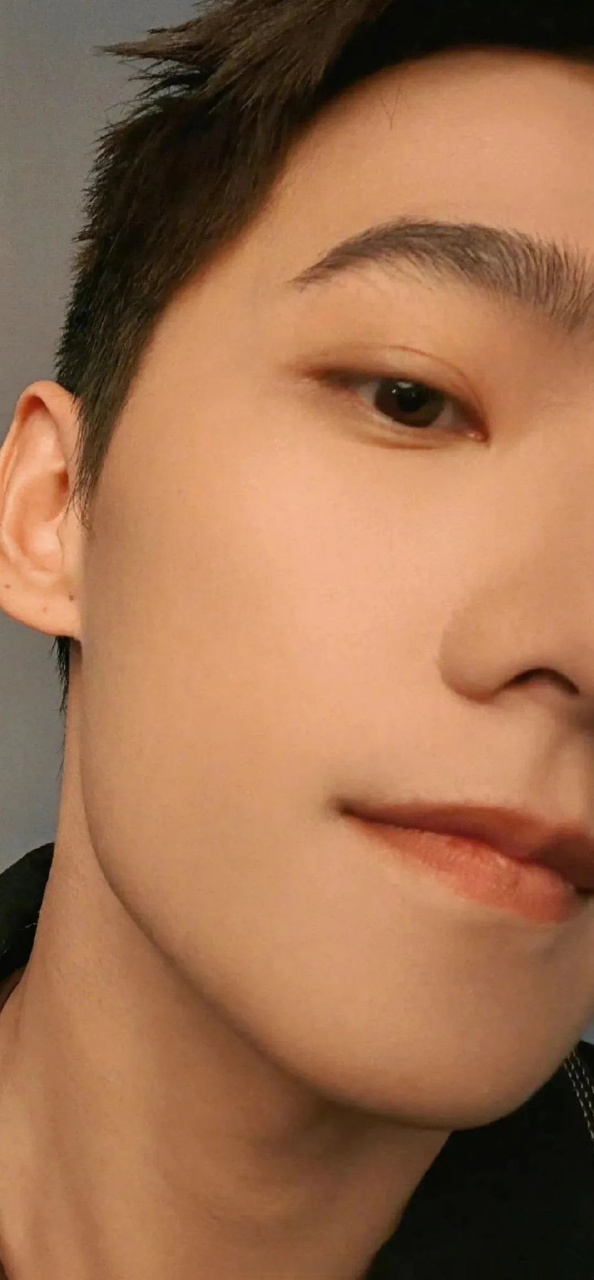 有杨洋粉丝专门把杨洋的下颌线截出来放大做壁纸,一点开看起来好吓人.