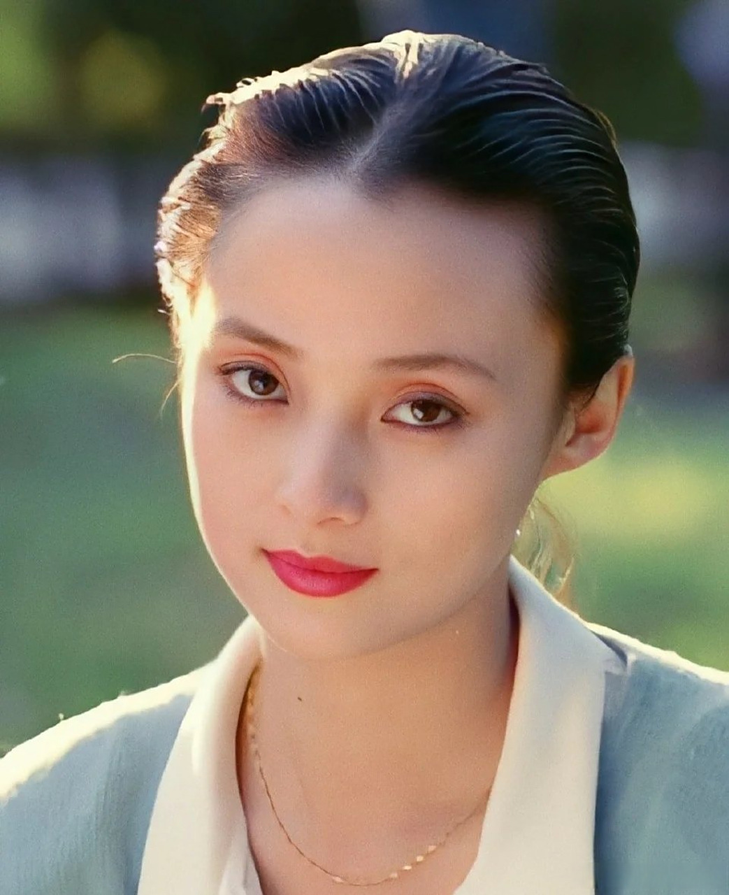 蒋勤勤现代装也好漂亮,纯纯的气质美女