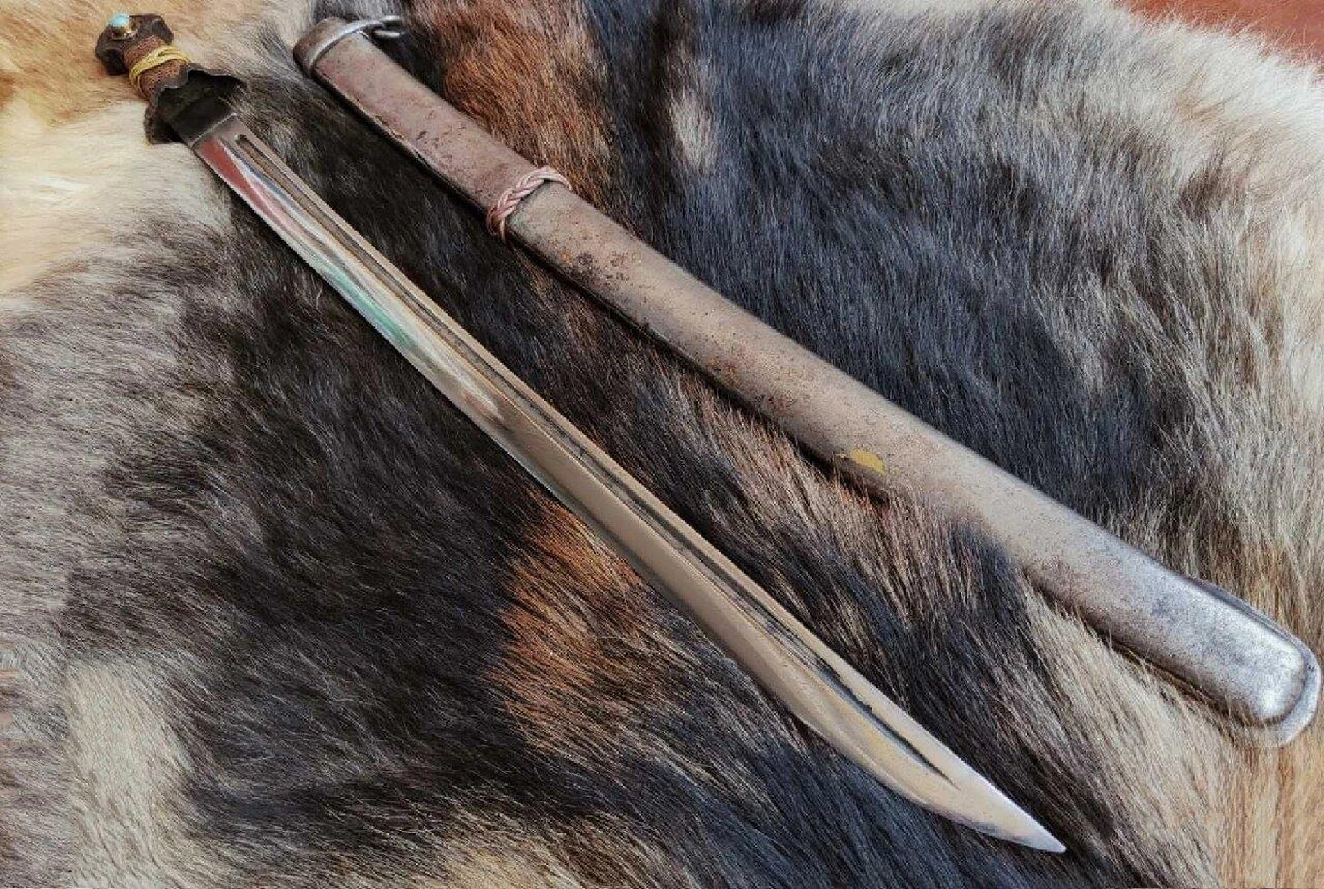 有特色的老藏刀 一支很有特色的老藏刀,传统铁雕翦银刀柄,如意头镶嵌