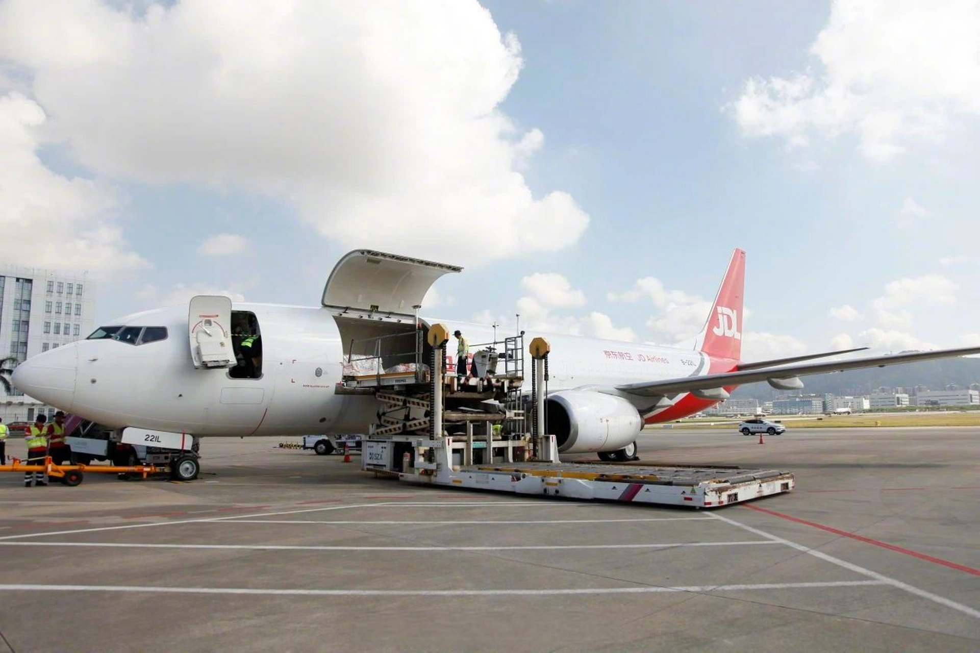 【京东航空在深圳机场开通首条国际货运航线】近日,京东航空一架b737