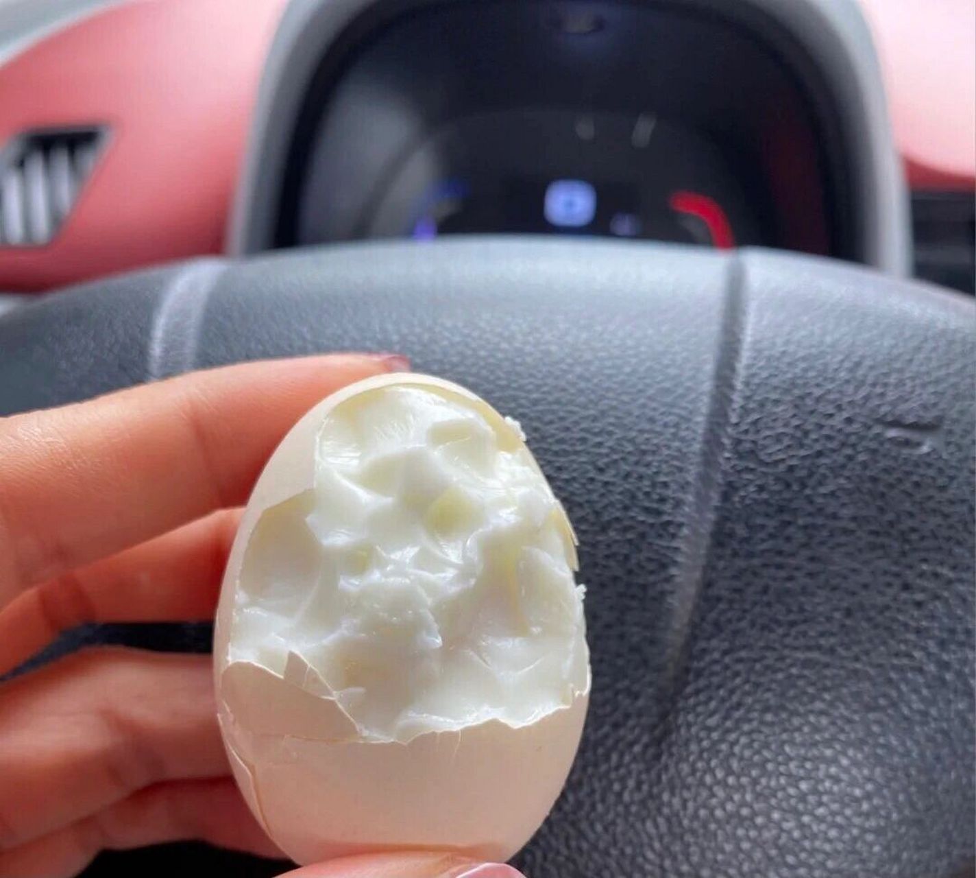 鸡蛋总是粘壳是鸡蛋不好吗 鸡蛋是我婆婆养的94生的 每次水煮蛋 剥