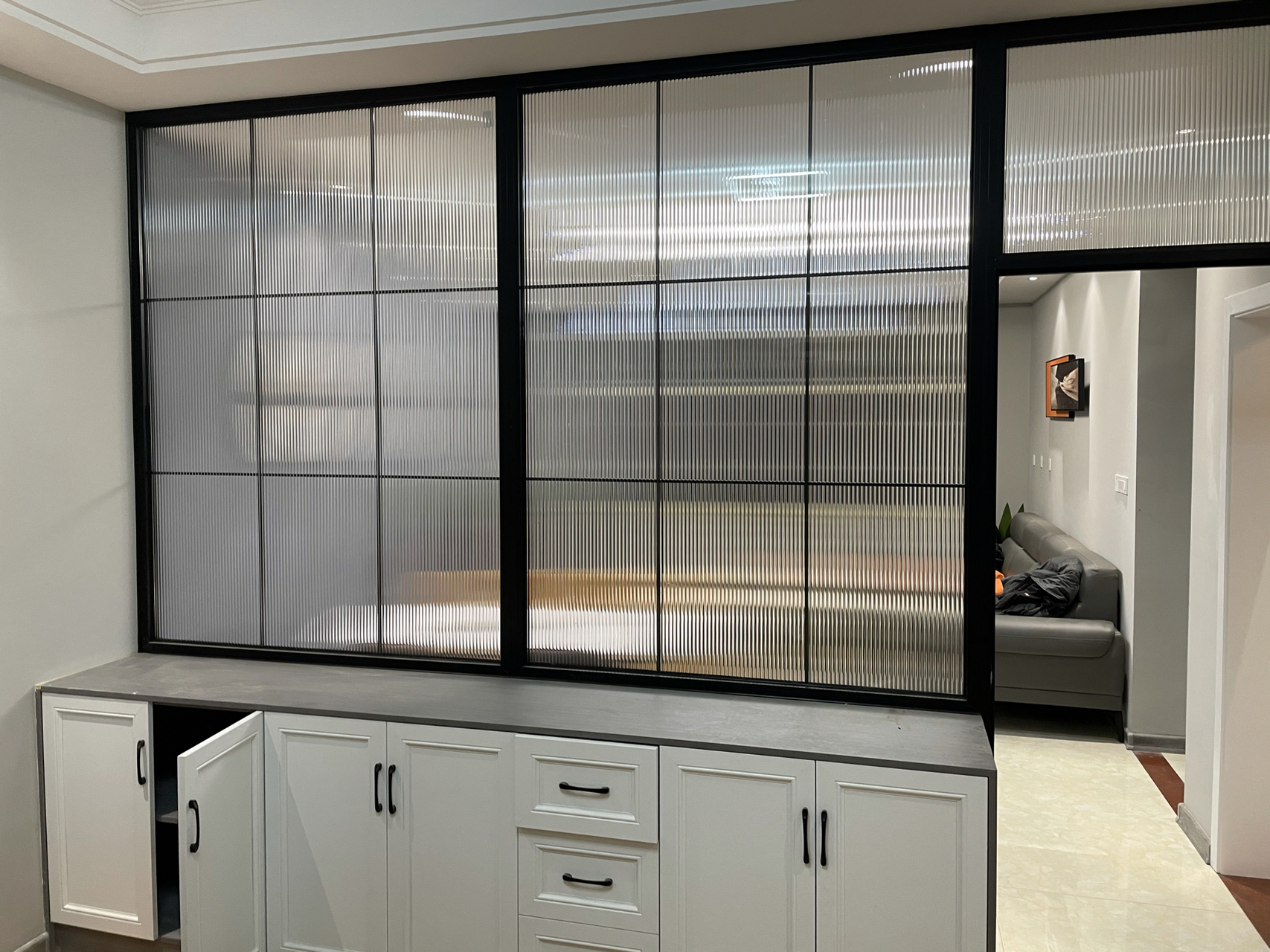 长虹玻璃隔断,客厅与卧室隔断 自建房装修,客厅和卧室是一体的,所以