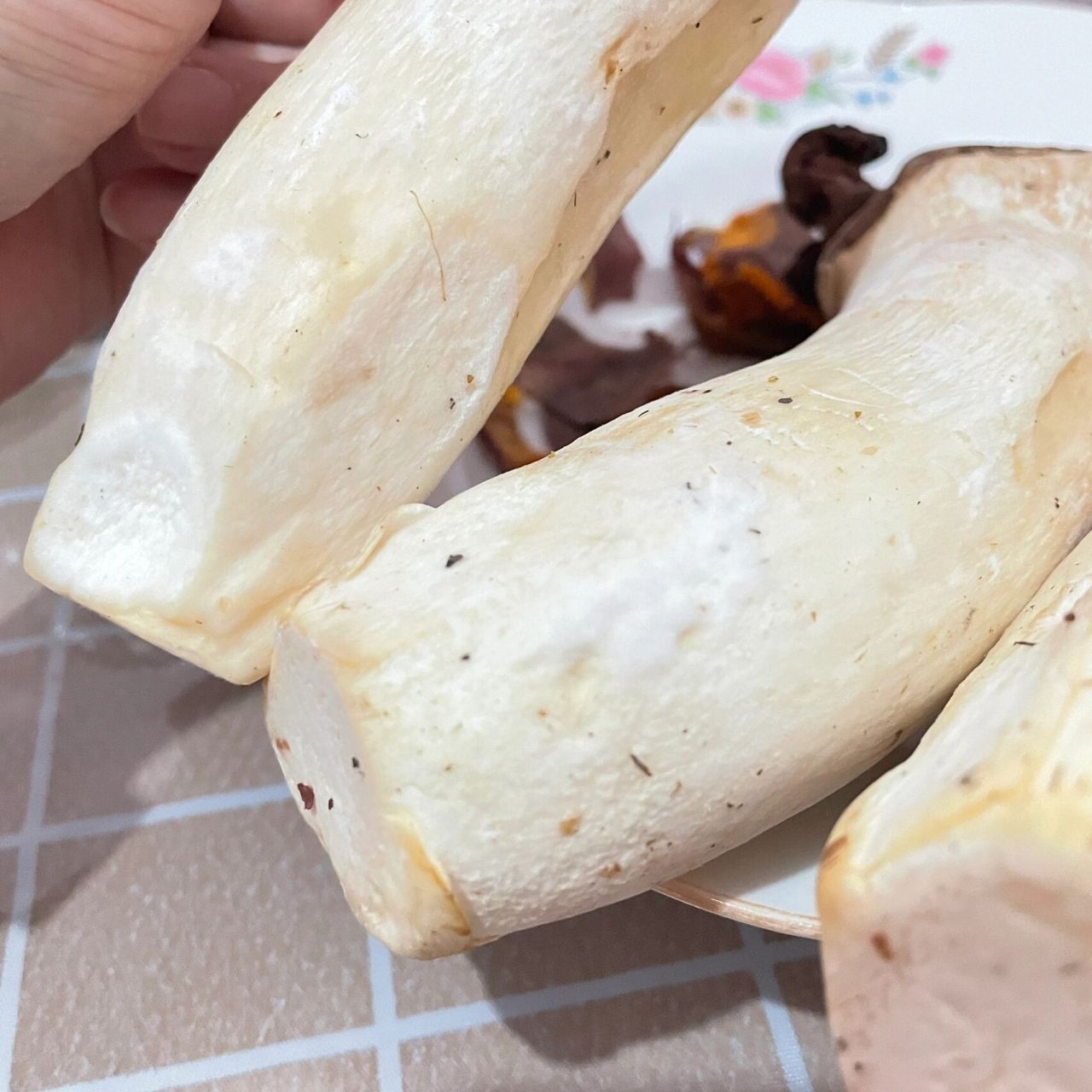 杏鲍菇长毛了还能吃吗 收到的物资,放在冰箱里4天,今天拿出来有点长毛