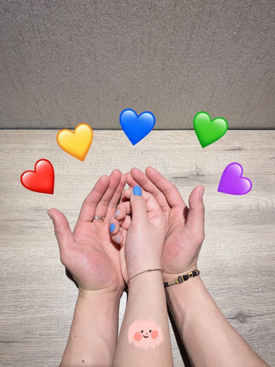 简单又甜蜜的情侣手照|不想露脸来康康～ 选择一个干净的背景 拍好