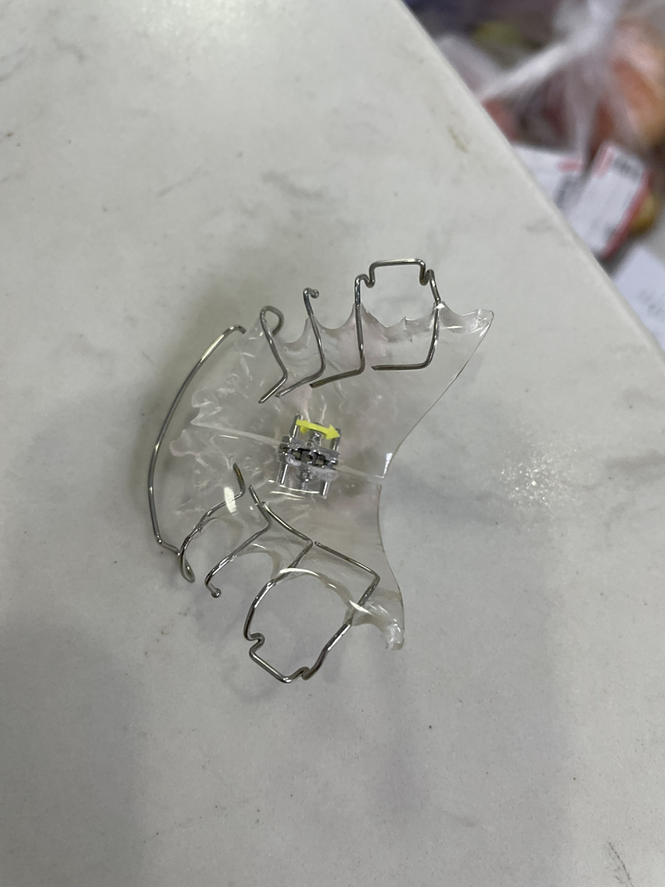 牙医一:推荐mrc 3000r左右 牙医二:推荐图二钢丝的扩弓矫正器 4000