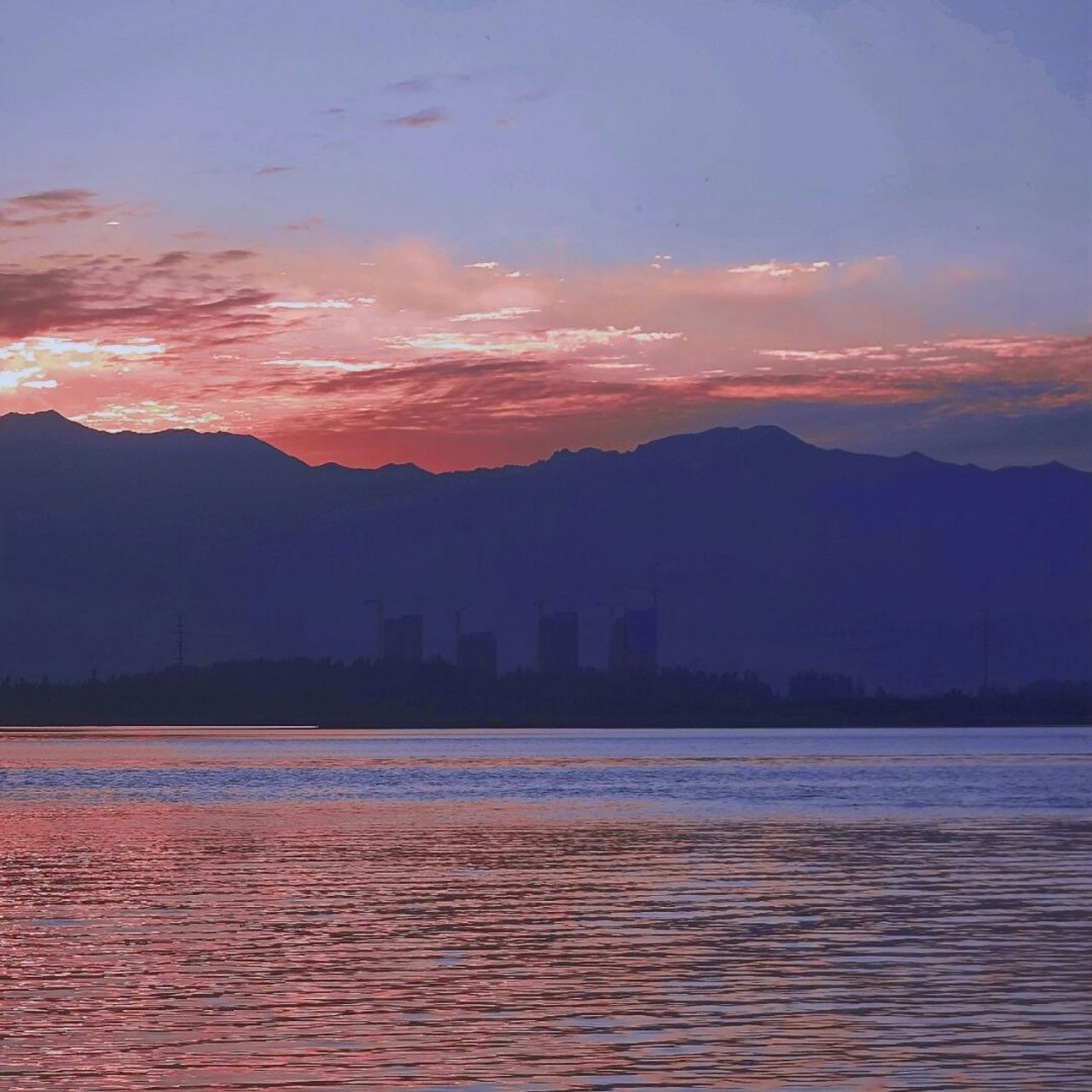 黄昏有多美,没见过的人不会明了…… 傍晚六点下班95 依旧湖边散步