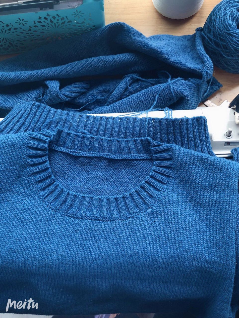 关于常规款毛衣挖领的一点经验 前领中心平收的针数为领宽的三分之一