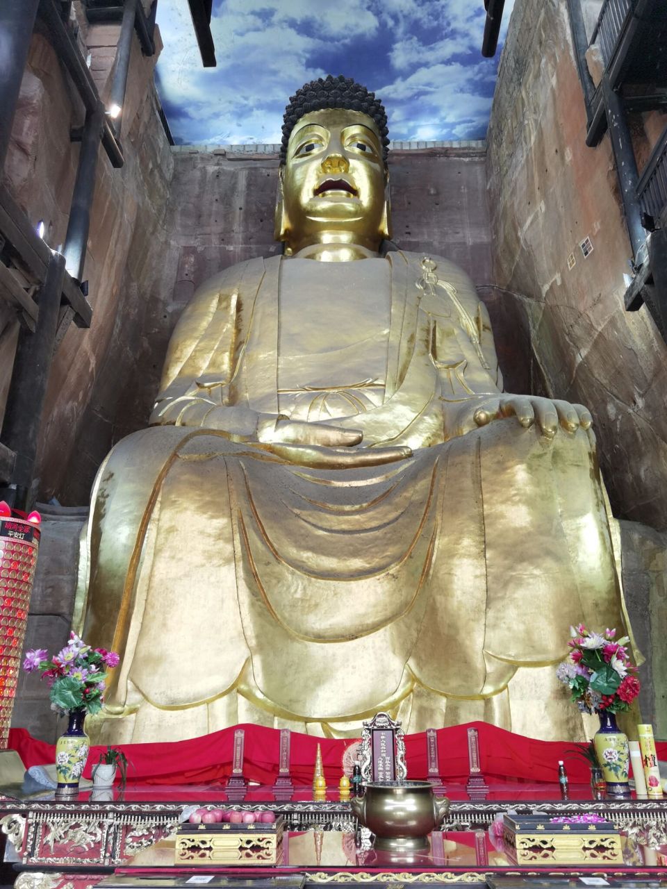 潼南大佛 潼南大佛寺依山傍水而建,大佛阁为七檐歇山式建筑,阁内为凿