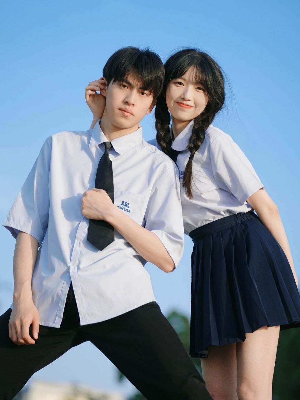 毕业季这样拍情侣写真也太好看了 泰国校服和蓝天的搭配很青春 	 关于
