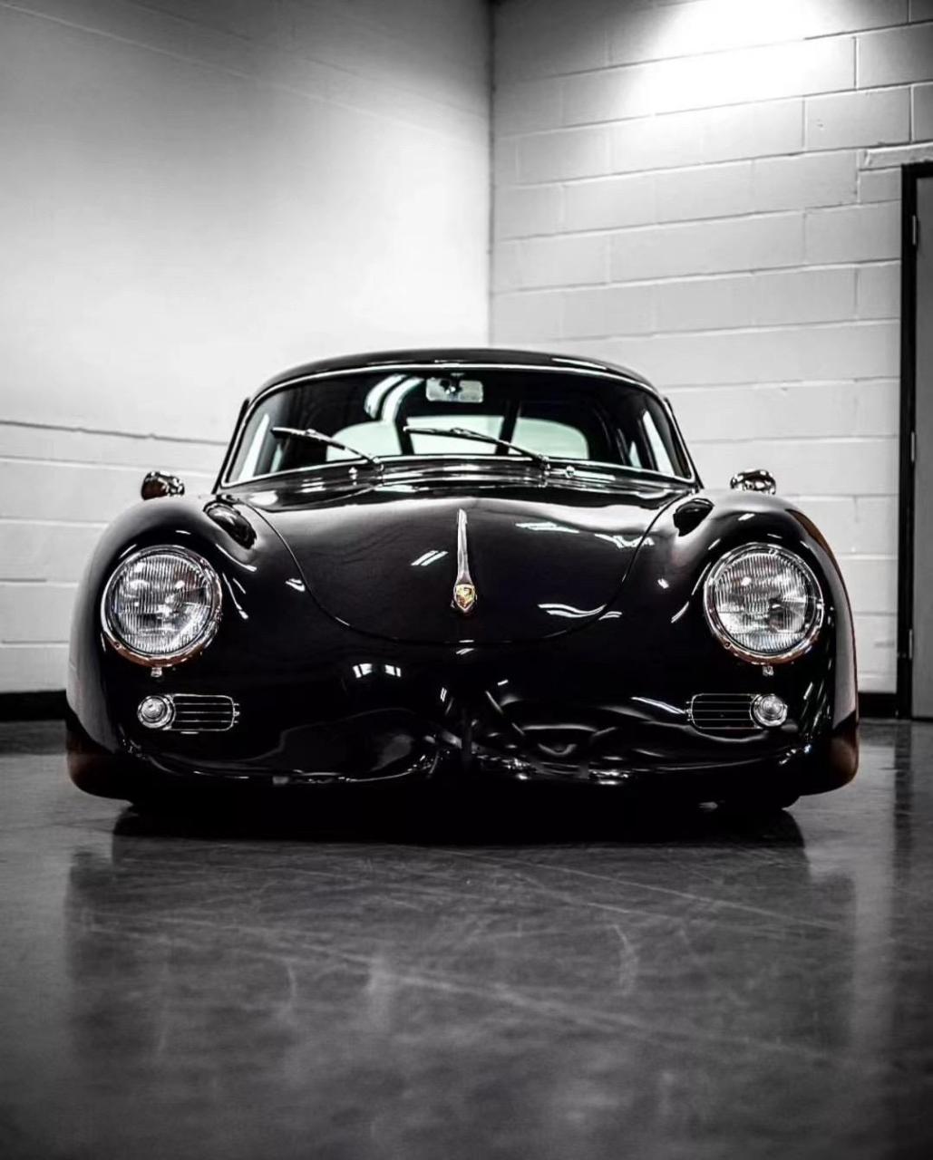 费利·保时捷将一辆取名费迪南德的黑色356跑车作为生日礼物送给了