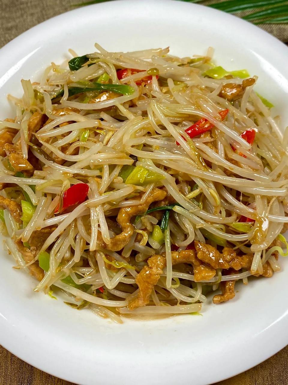 豆芽炒肉,一出锅连吃了三碗米饭哈哈 豆芽脆爽,肉丝嫩滑可口!