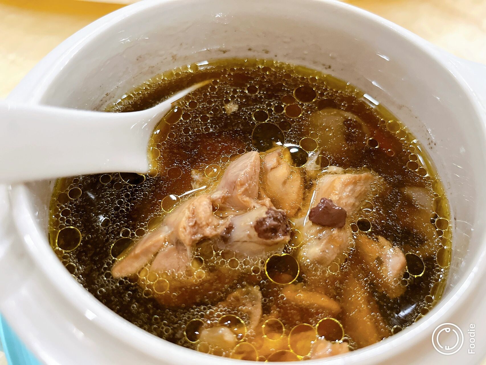 田七炖鸡汤 材料:田七,红枣,枸杞,龙眼干,姜,鸡腿 	 做法:鸡腿去皮砍