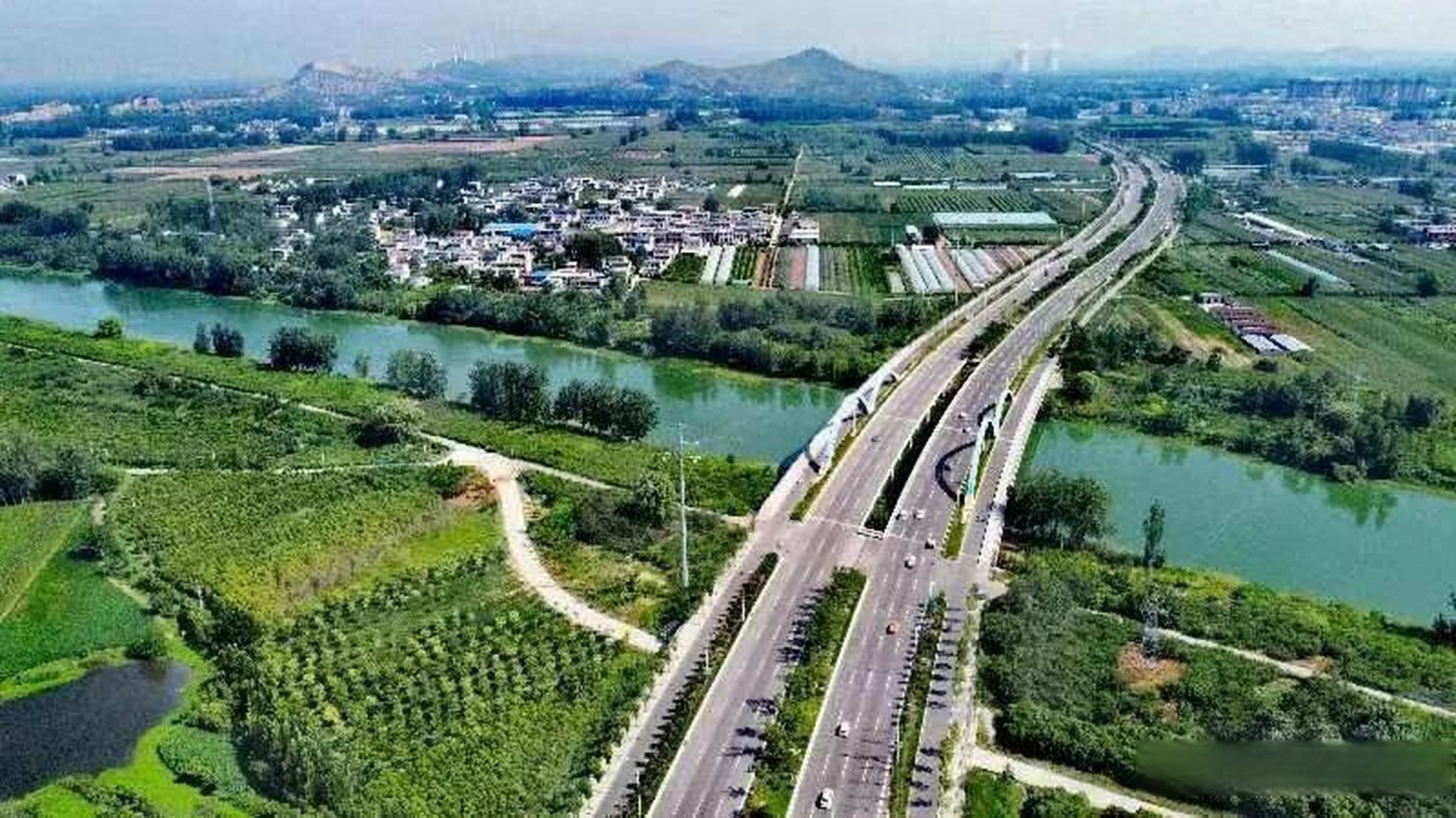8月14日,俯瞰安徽省宿州市埇桥区符离大道,两旁绿树成荫,鸟语