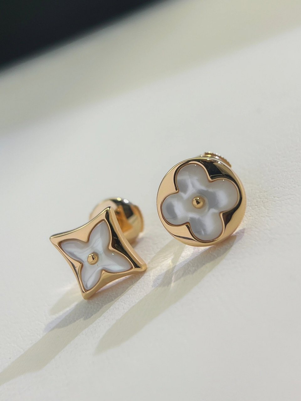 绽放在耳边的小可爱99lv路易威登不规则耳钉 lv这款四叶草耳钉非常