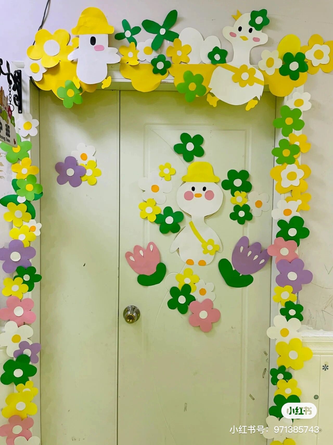幼儿园小黄鸭门口环创