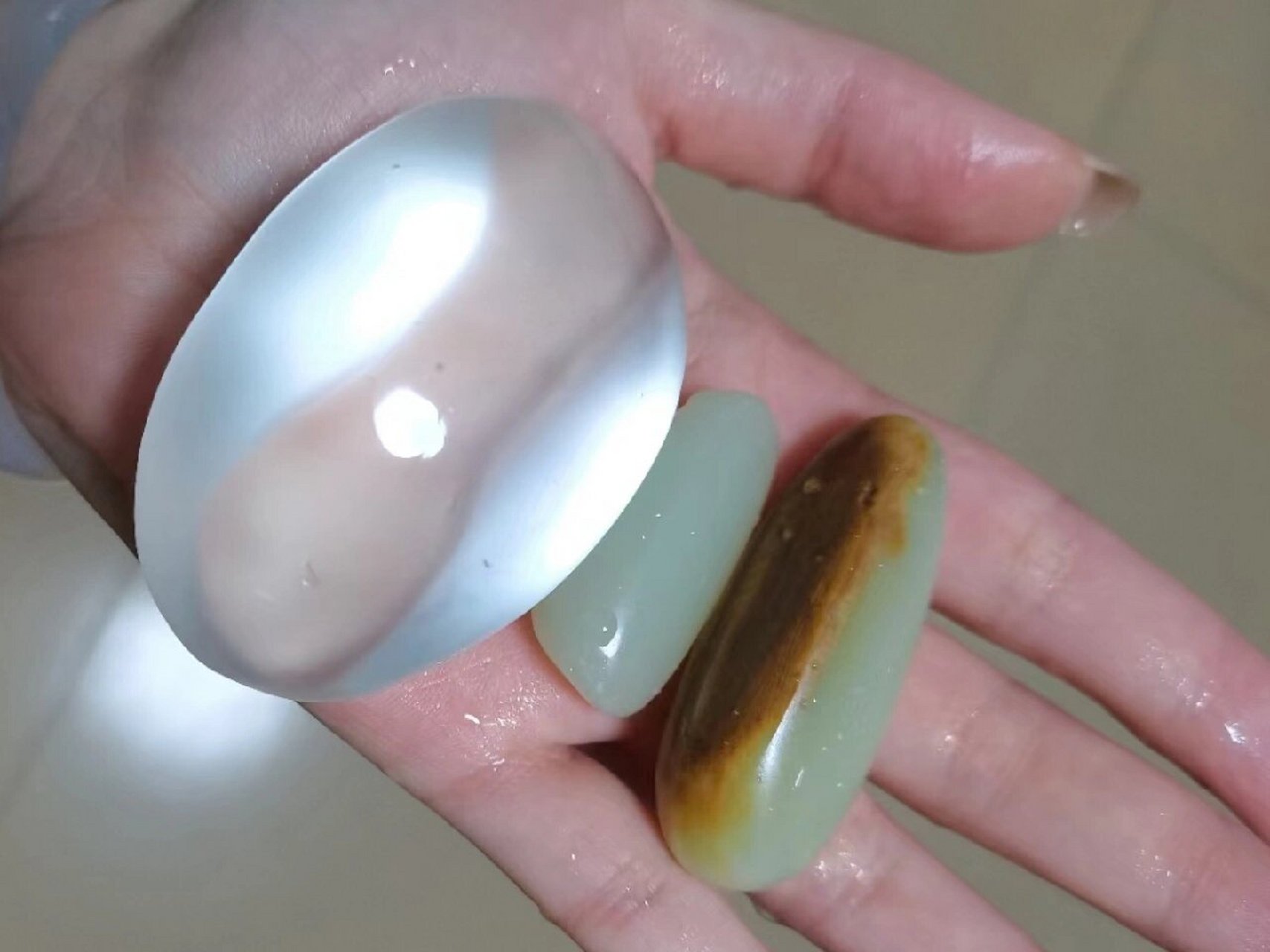 新疆那边捡的,上网查有说是托帕有说是宝石光的,想拿去鉴定又怕等下