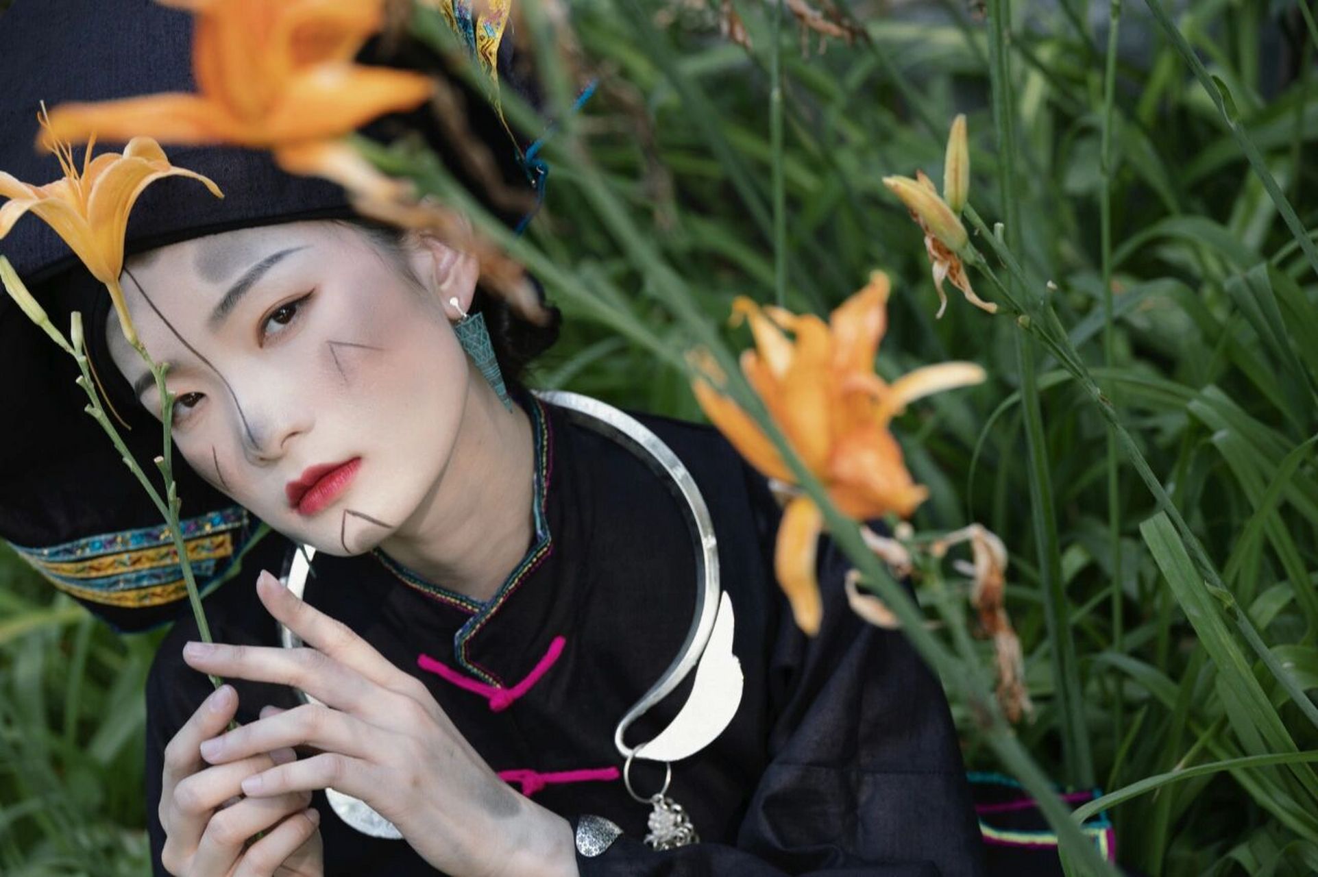 【95黑衣壮简介】 在广西百色市那坡县,有一支自称为"敏"或"布敏"的