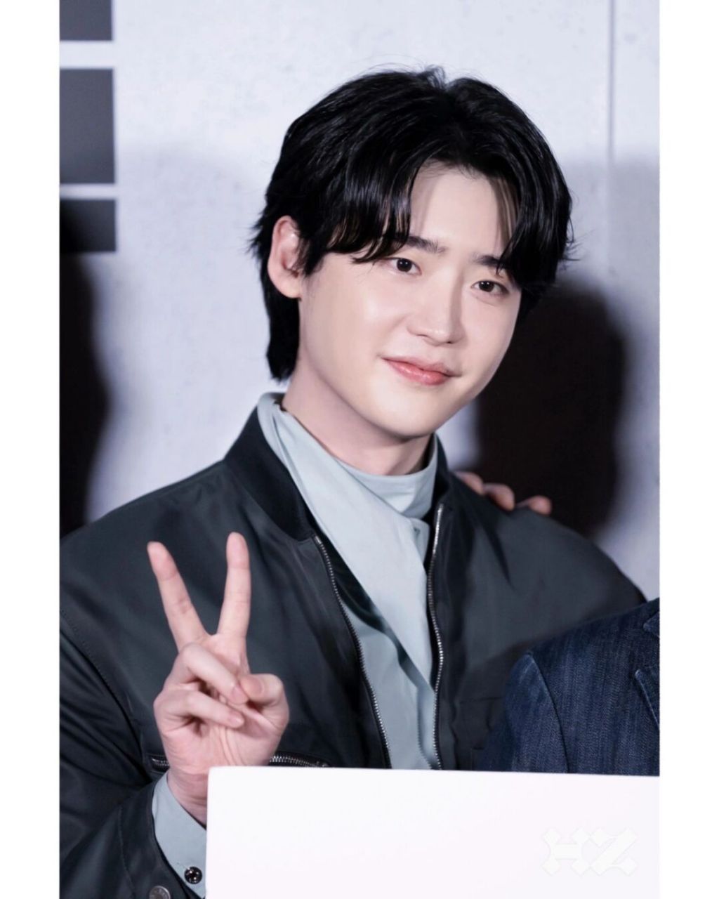 二硕吹气球的样子好可爱 #电影分贝##人间理想李钟硕# #可可爱爱