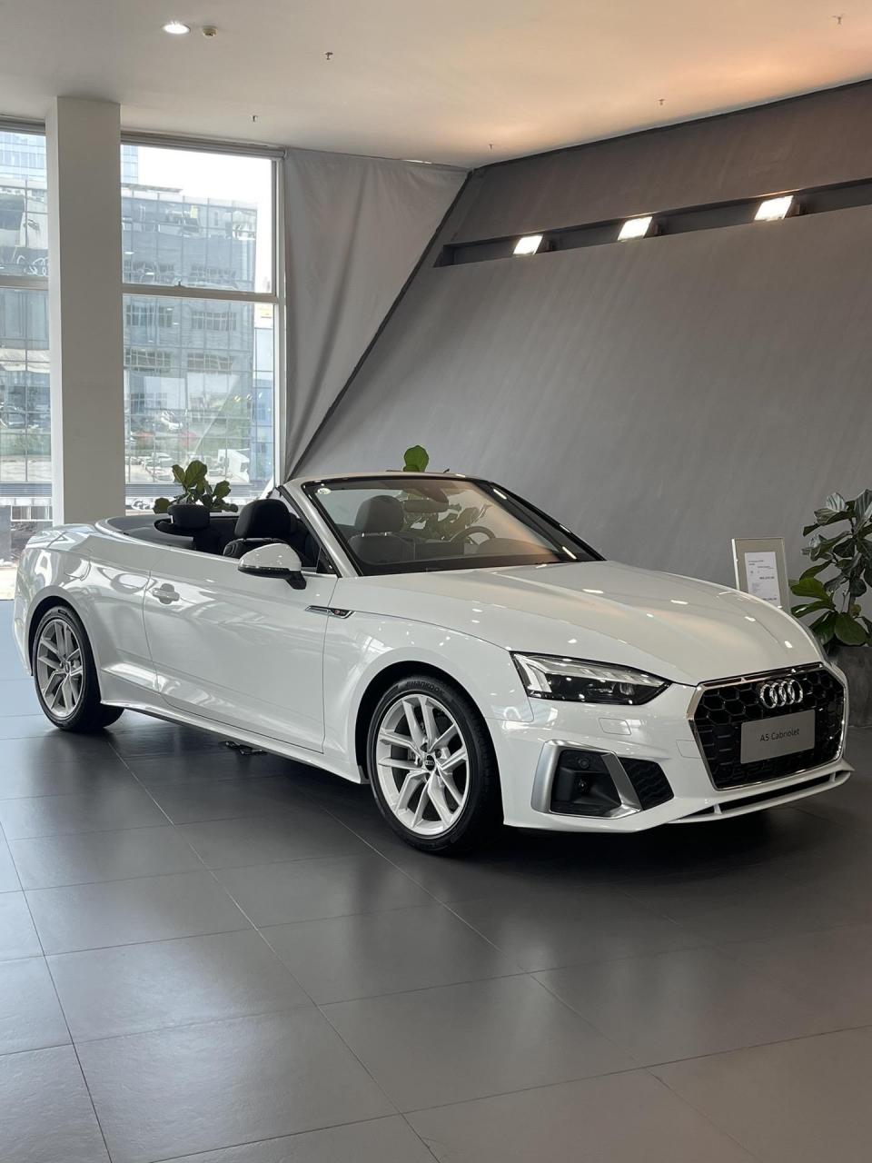 奥迪敞篷车a5.40多一点落地的,双门,四座跑车,空间也大. 你爱了吗?