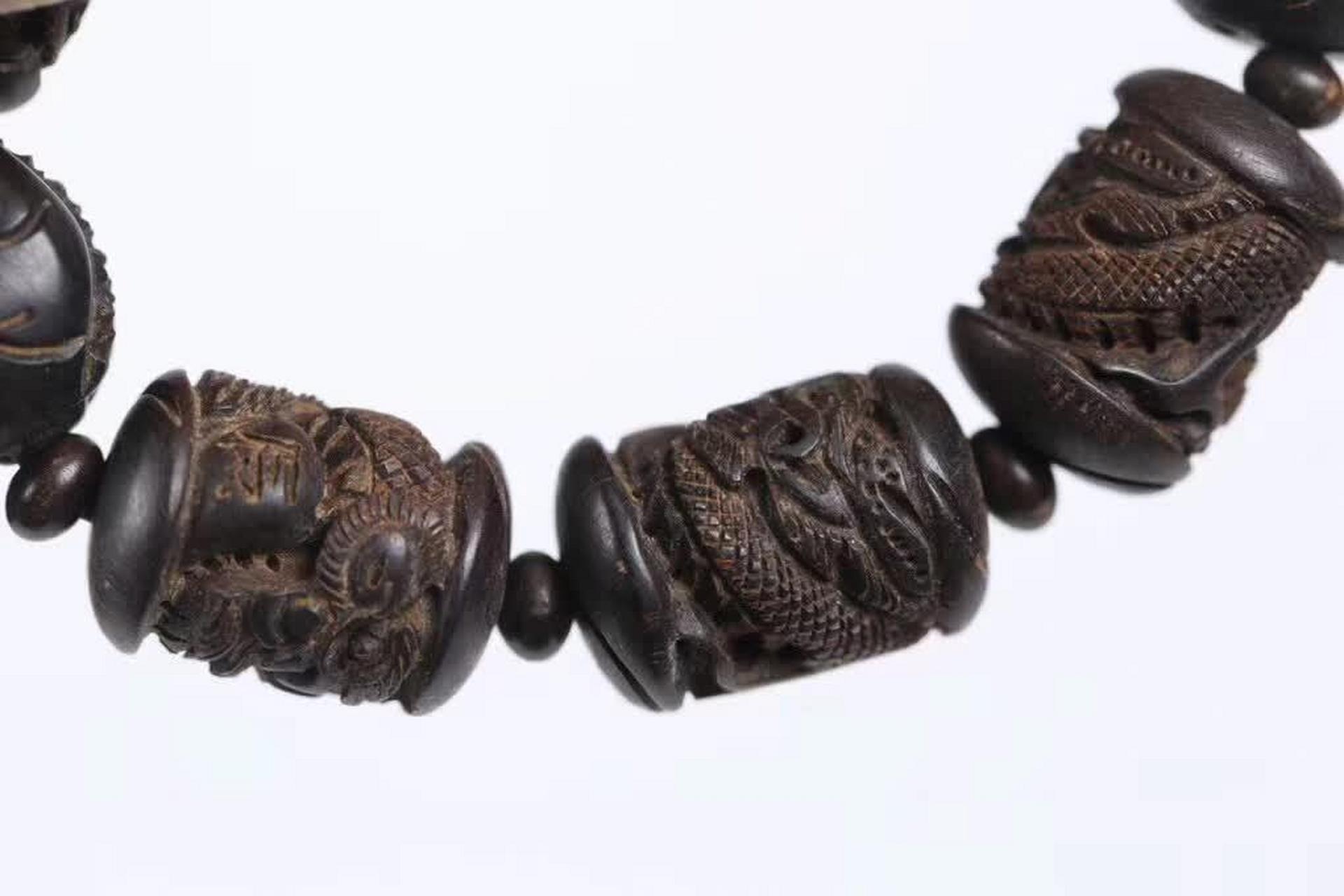 清代沉香雕龙纹手串,以其古朴典雅的姿态,静静地诉说着那个时代的辉煌