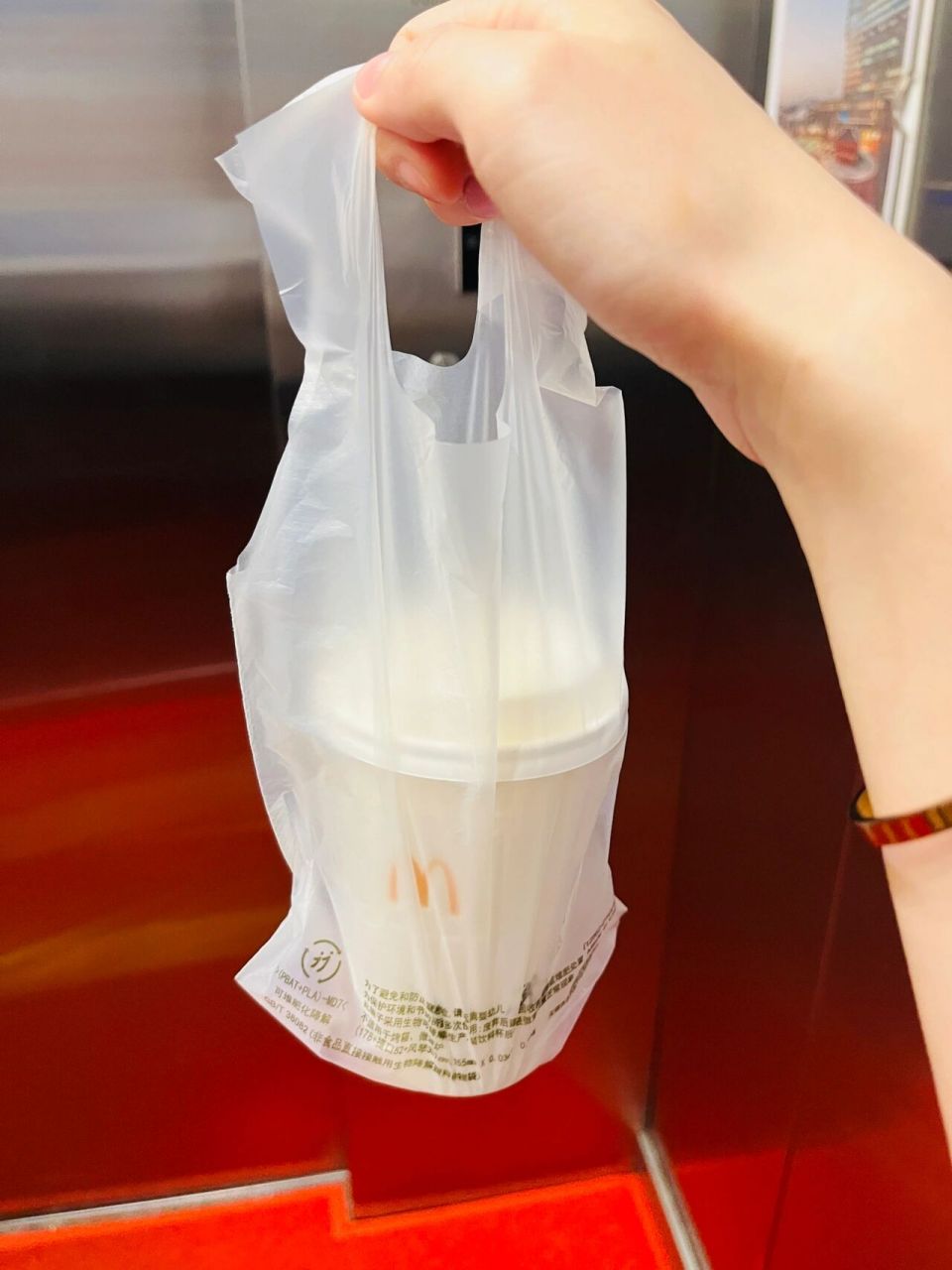 麦当劳早餐里的豆浆不能换成冰的吗? 这么热的天,只能默认热豆浆吗?