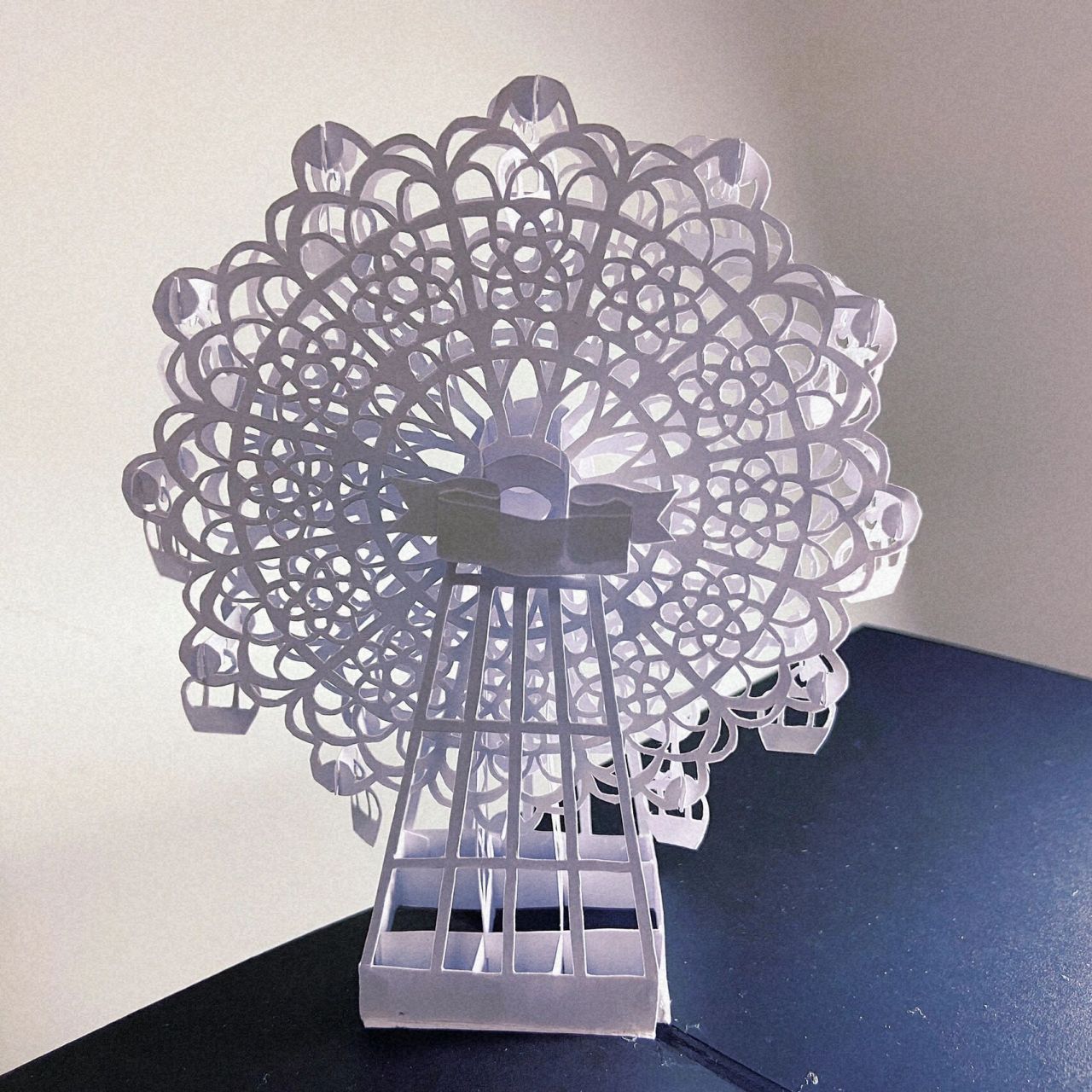 立体纸雕 摩天轮 连续几天雕刻的成果呀 雕主体的时候太费眼睛了 但