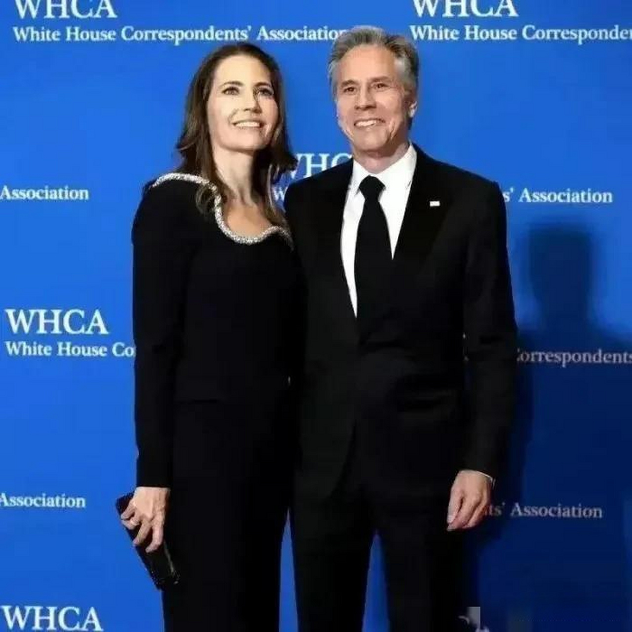 近日,拜登儿子与美国国务卿布林肯夫人的私照曝光.