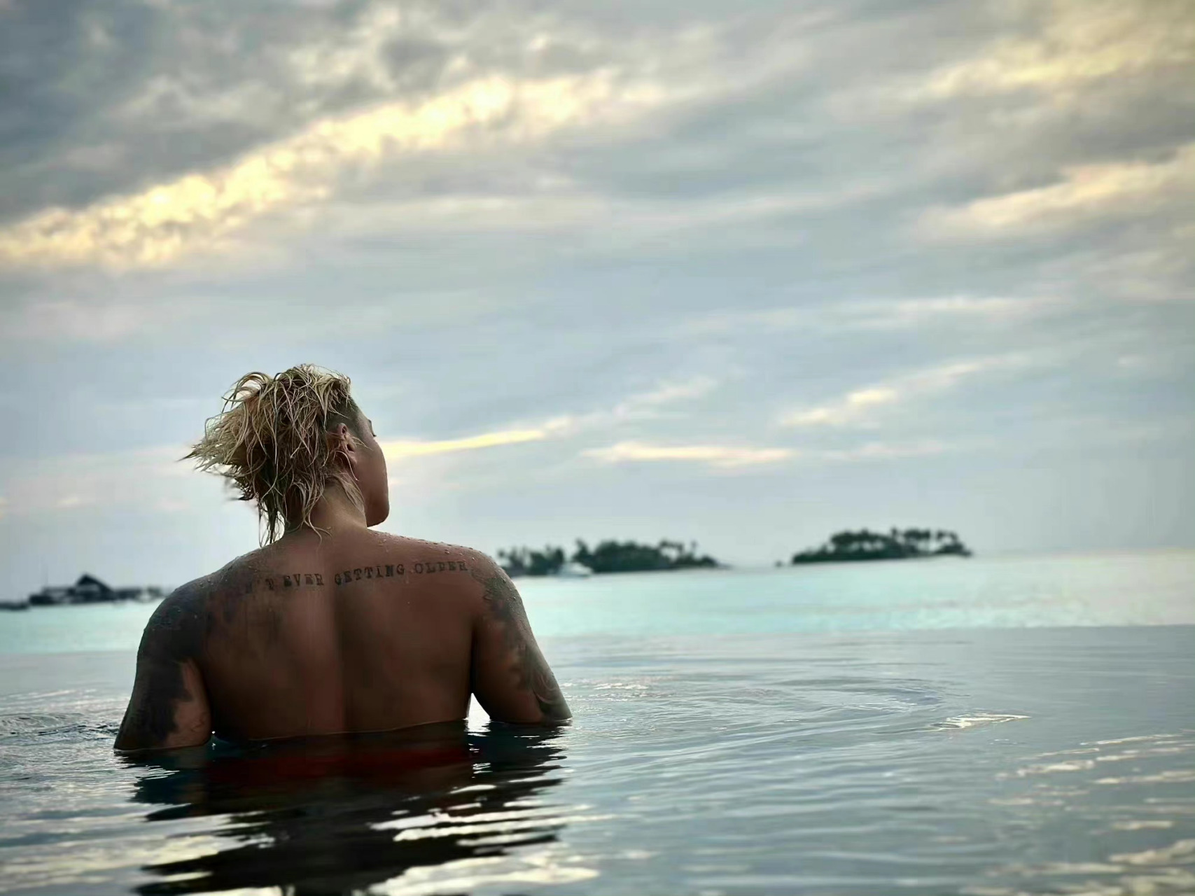 刚刚黄子韬又更新了一组泳池背影照片 配文"不管别人说什么 我爱我