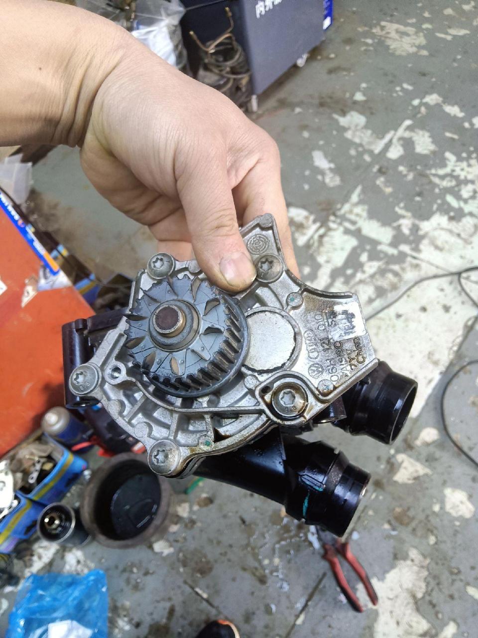 大众迈腾防冻液损耗经检查水泵漏防冻液更换水泵问题解决!