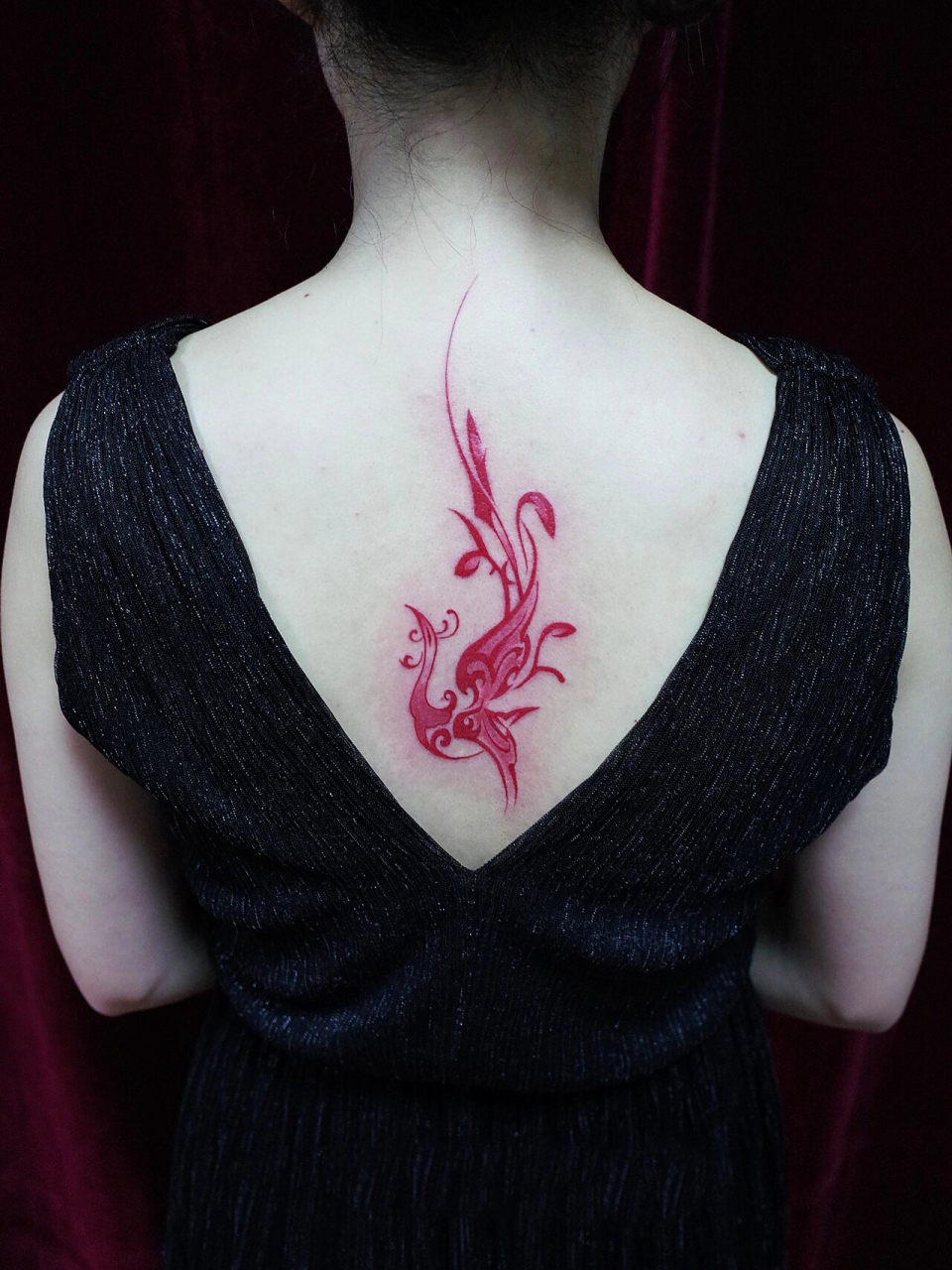 女生后背 凤凰图腾小清新纹身系列 图案不需要太复杂 但得符合自己的