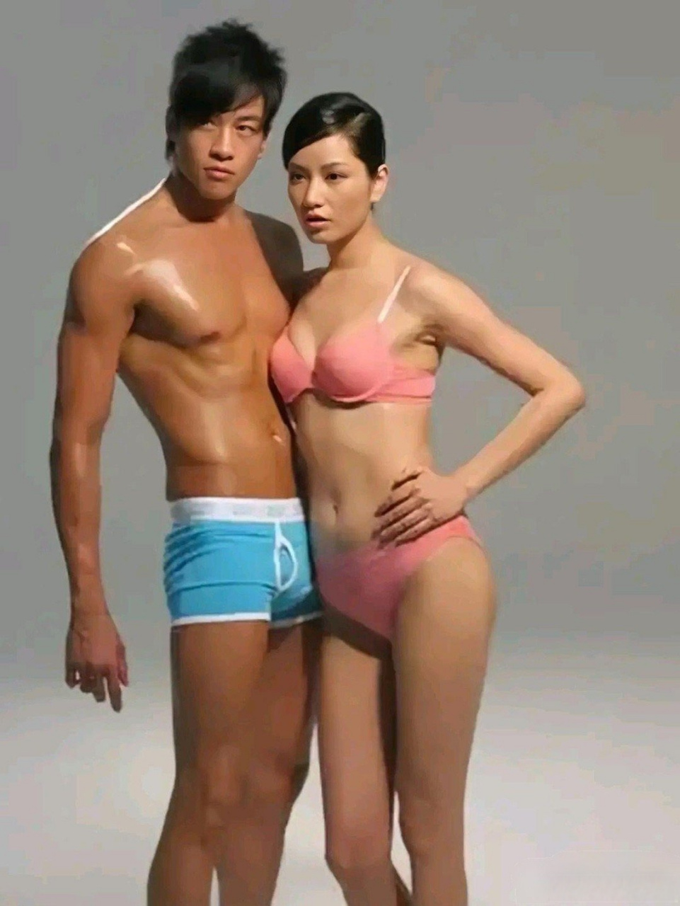 何润东和瞿颖早年拍摄的内衣广告,二人都是颜值巅峰期,一黑一白身材超