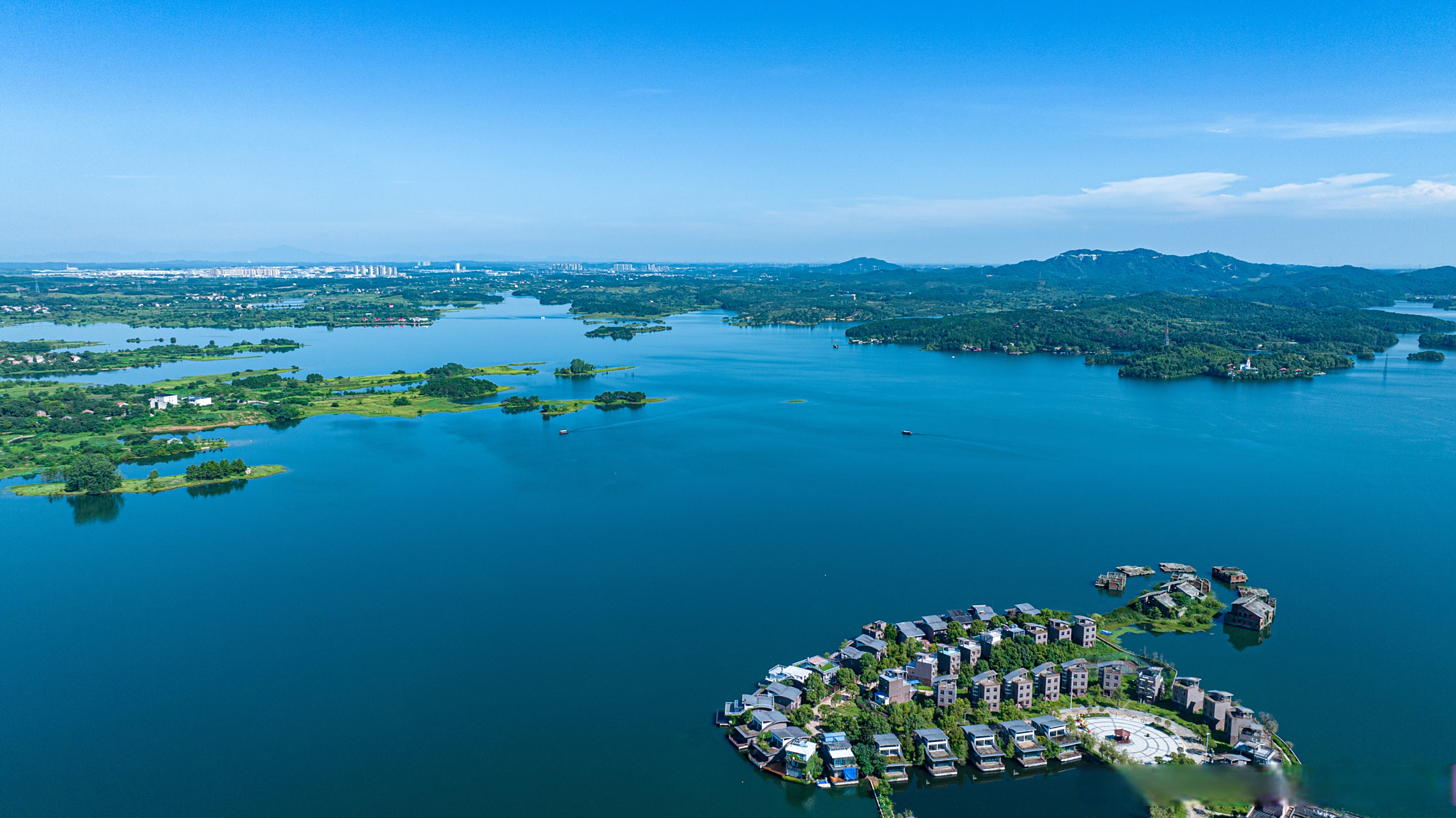 没有人能拒绝夏季的木兰湖吧~ 木兰湖旅游度假区位于武汉市黄陂区木兰