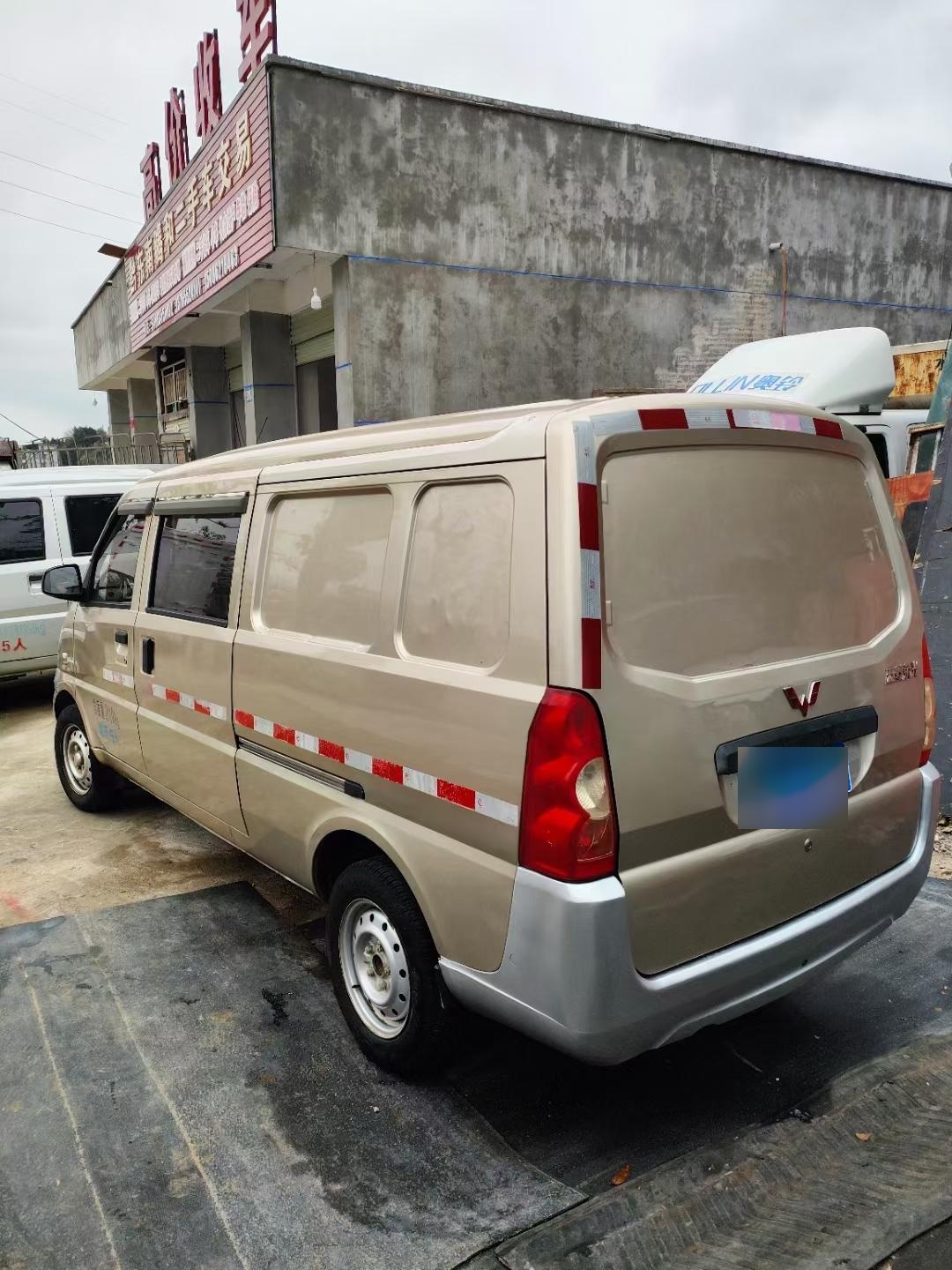 五菱荣光加长版面包车