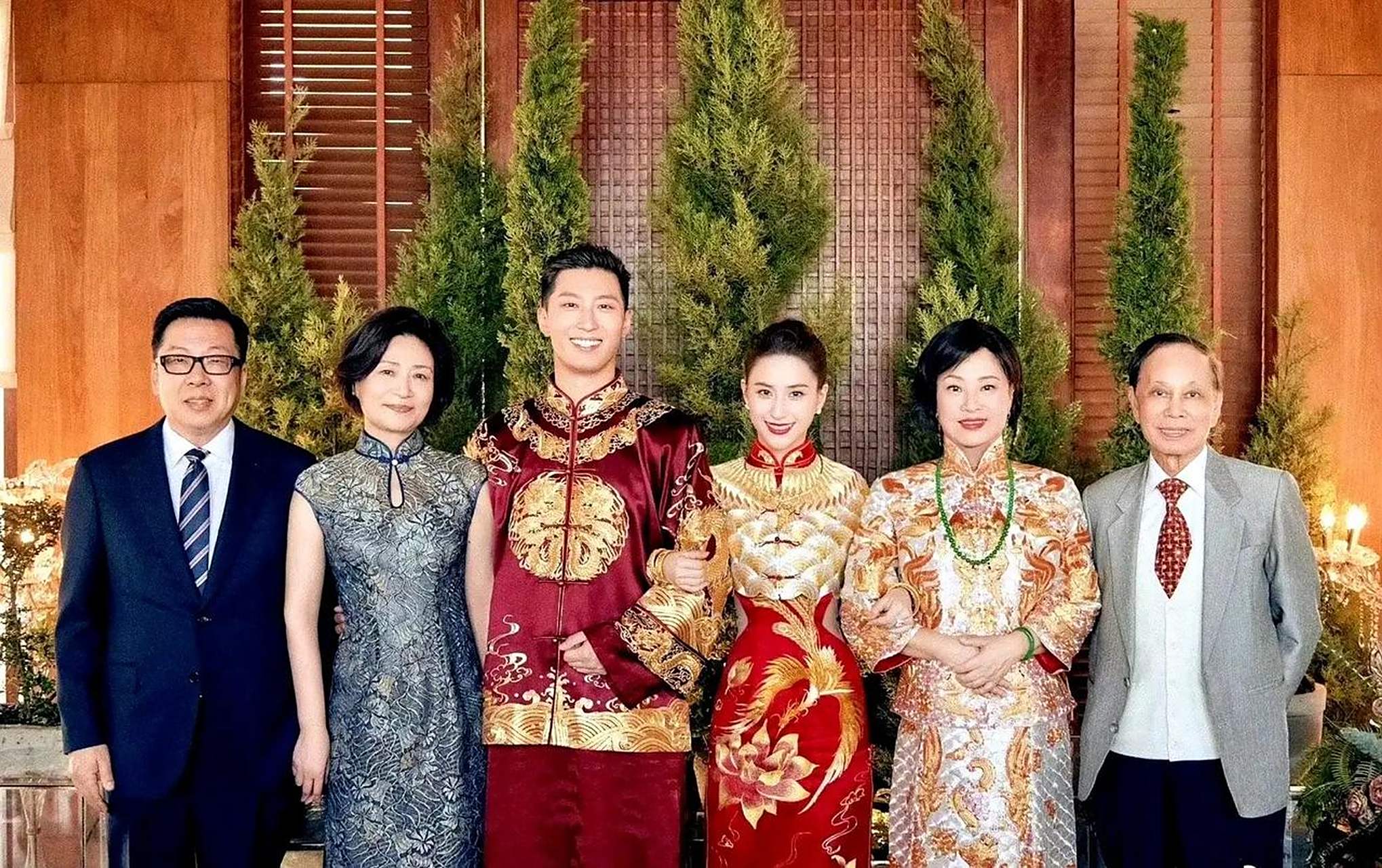 窦骁和何超莲结婚了,一张全家合照,引起众姐妹议论.