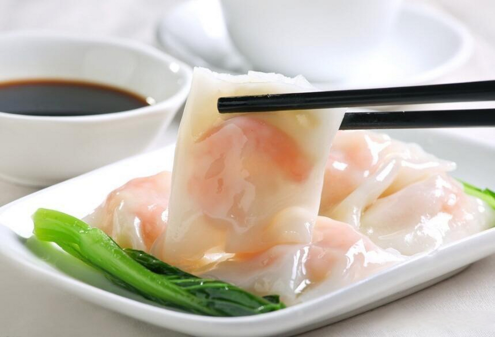 我家附近有一家肠粉店,2020年之前,一份瘦肉鸡蛋肠5块钱.