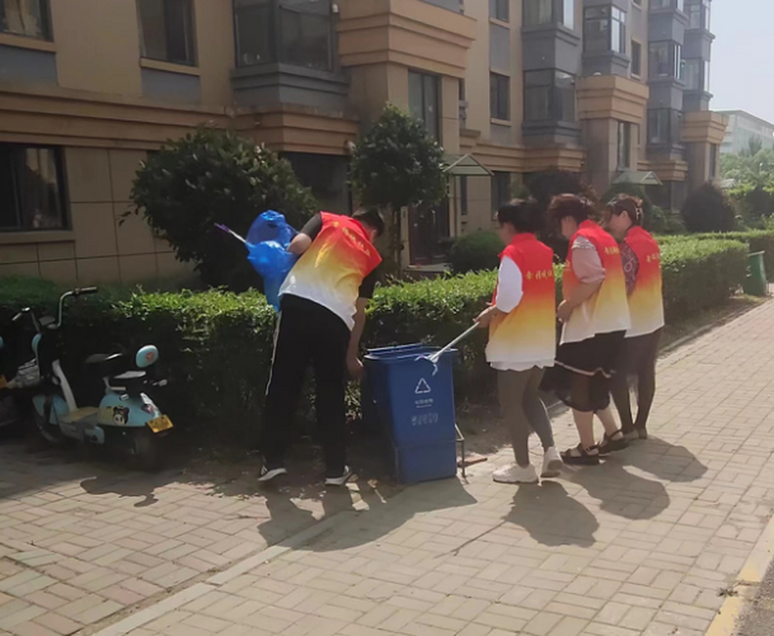 两邻社区推荐官# 虎石台街道幸福城社区开展"人居环境 清脏治乱"集中