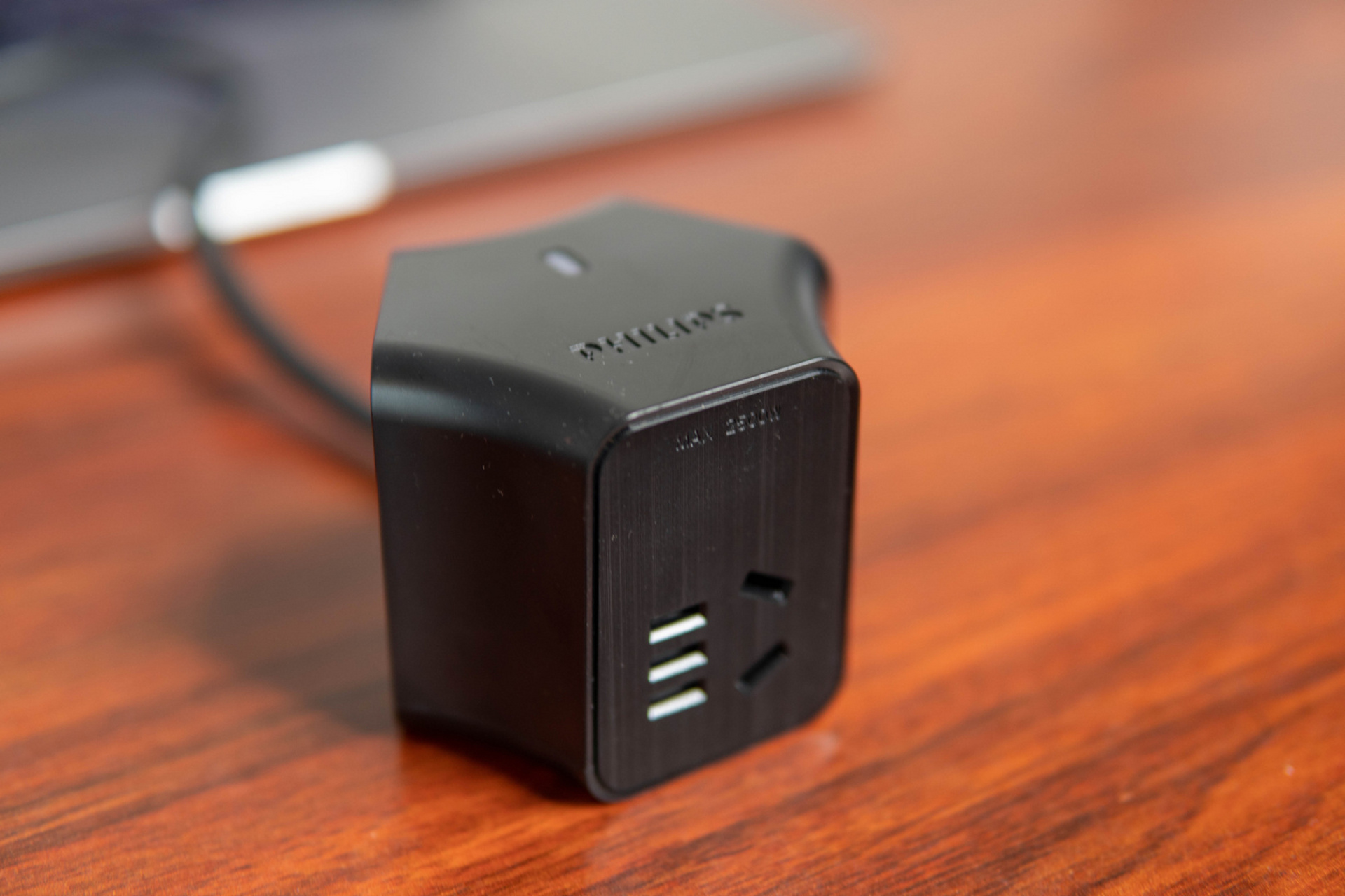 飞利浦65w双c口魔方插座,一个体积比较便携,但是可以为六台设备同时