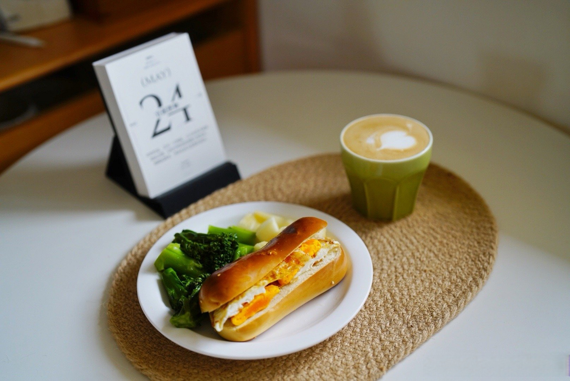 你好早餐君#  早[浮云] 煎蛋三明治 拿铁 清炒西兰花苔.