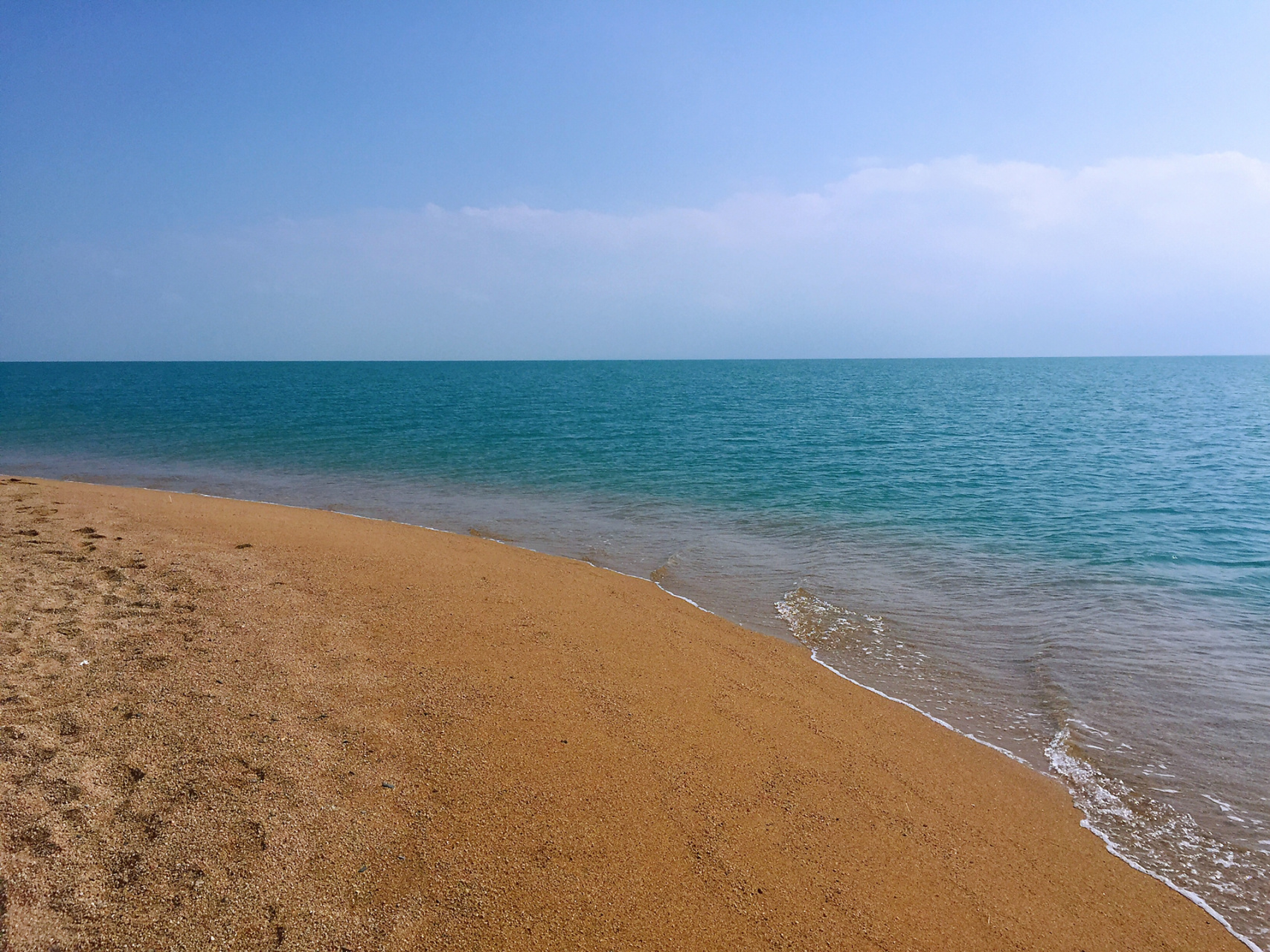 福海又叫做乌伦古湖被本地人称为"戈壁大海",这里以盛产鲜美的"福海鱼