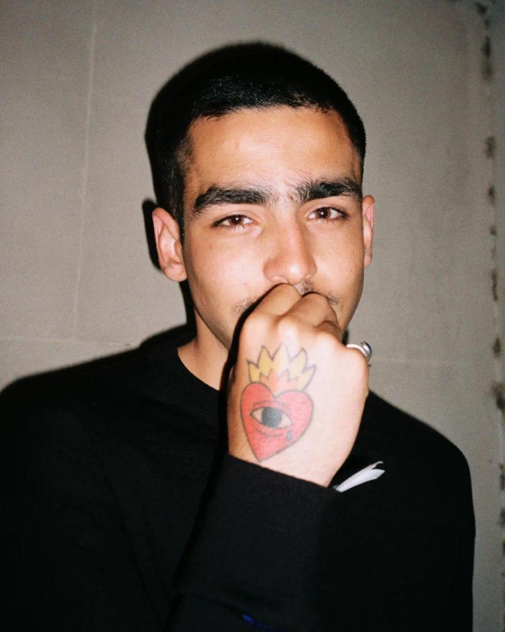 西班牙男星 omar ayuso 还是挺帅的,眉毛好浓.