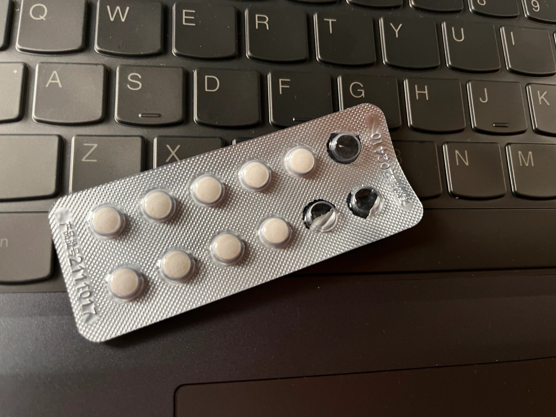 玩3d游戏前吃了两片,真的完全不晕了,茶苯海明片是3d眩晕症的福报