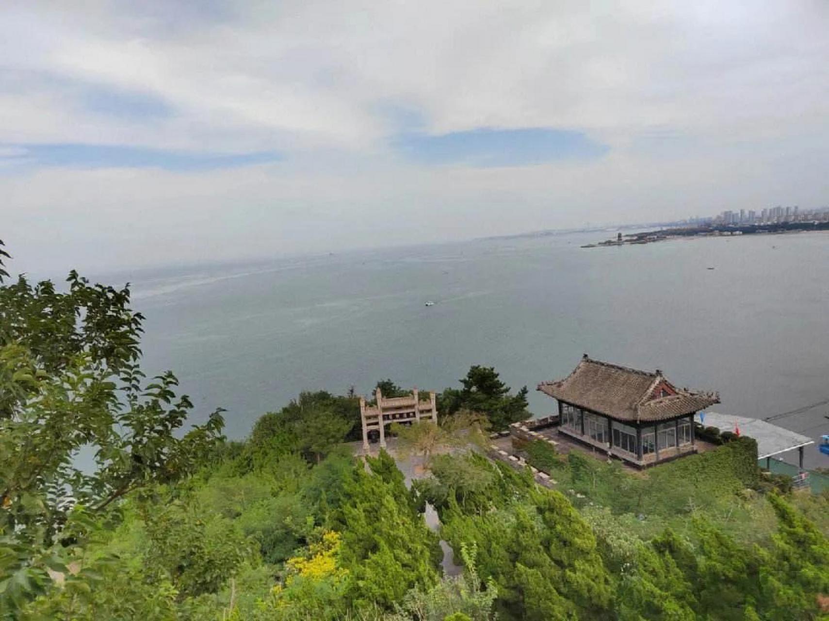 人间仙境蓬莱阁不仅有蓬莱阁主体,还有田横山,博物馆等景点,到底需要