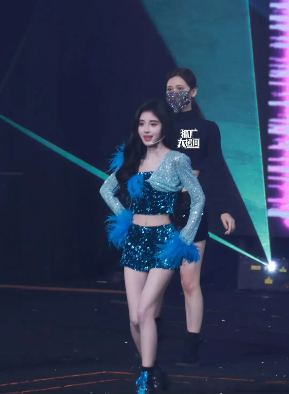 鞠婧祎这个舞台造型应该暴露了她最真实的身高吧?