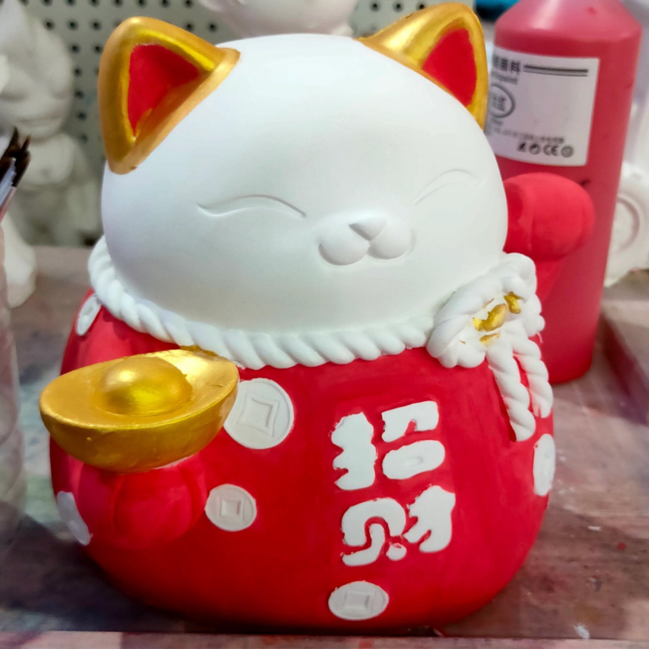 招财猫石膏娃娃涂色 刚刚涂的招财猫娃娃,希望下半年顺顺利利发大财