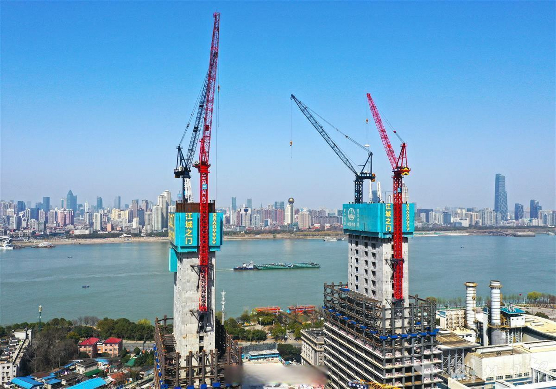武汉聚焦"江城之门"拔地而起】3月8日,位于武汉市武昌滨江商务区