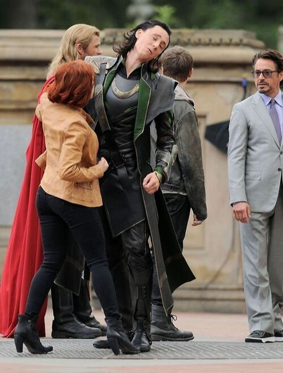 寡姐和洛基玩抱抱 鹰眼在一边无语.