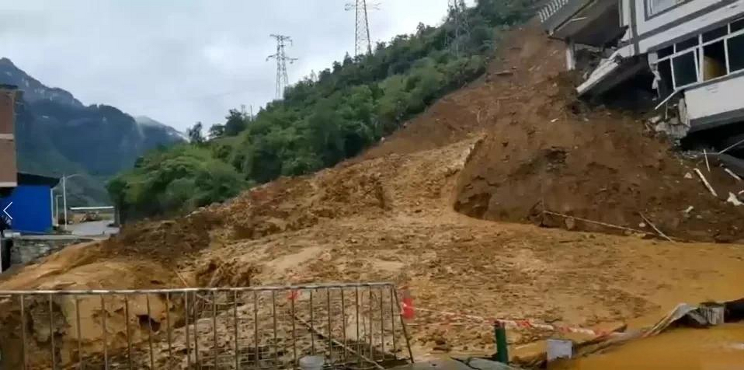 中断】2022年7月17日11时许,盐津县柿子镇新区(柿凤线k2 500米)路段