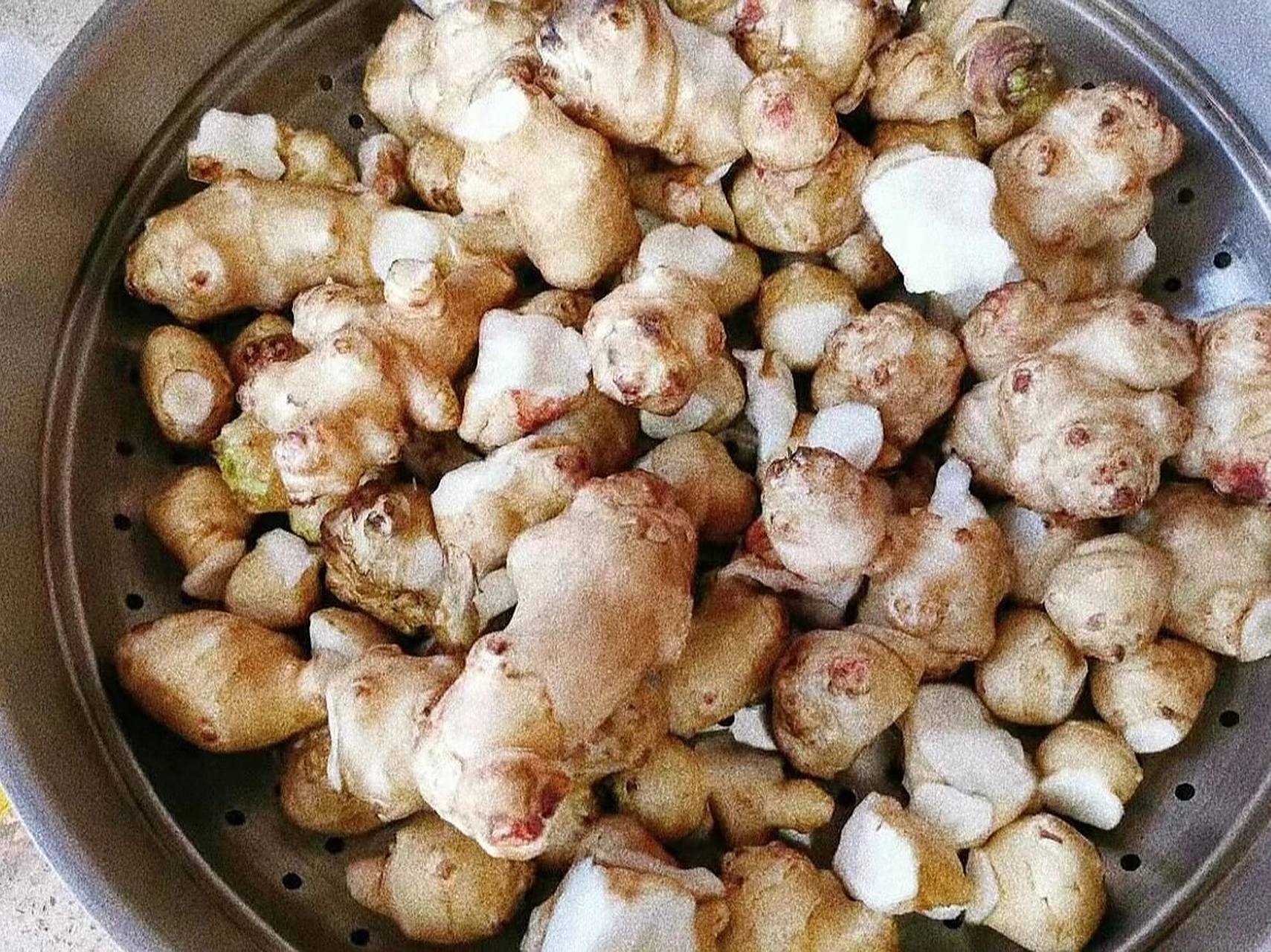 洋姜要这样吃 92洋姜又称鬼子姜,传统做法一般用盐腌制咸菜.