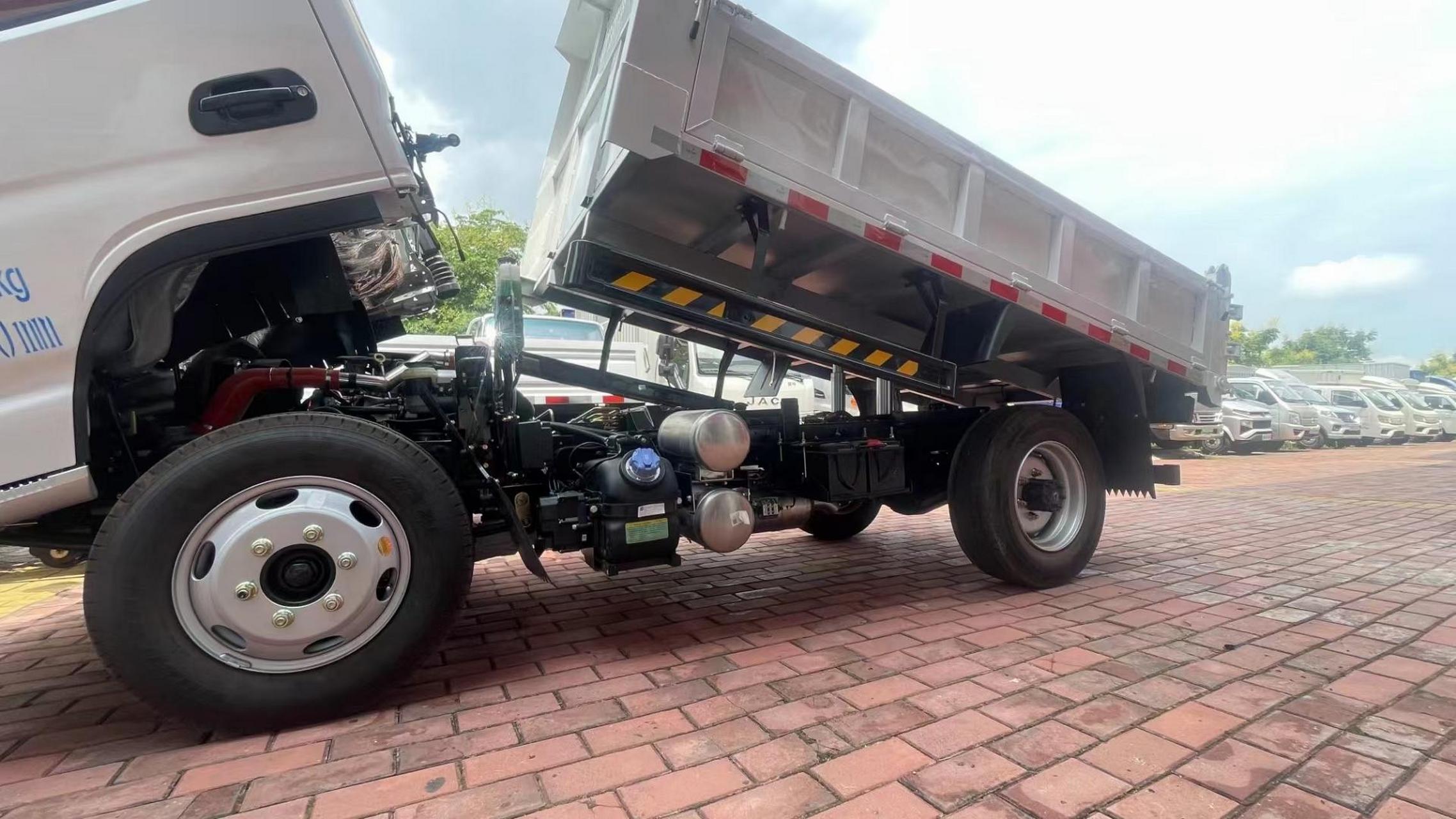 东风小霸王蓝牌地库自卸车 云内d20发动机, 5档后副变速, 气刹断气刹