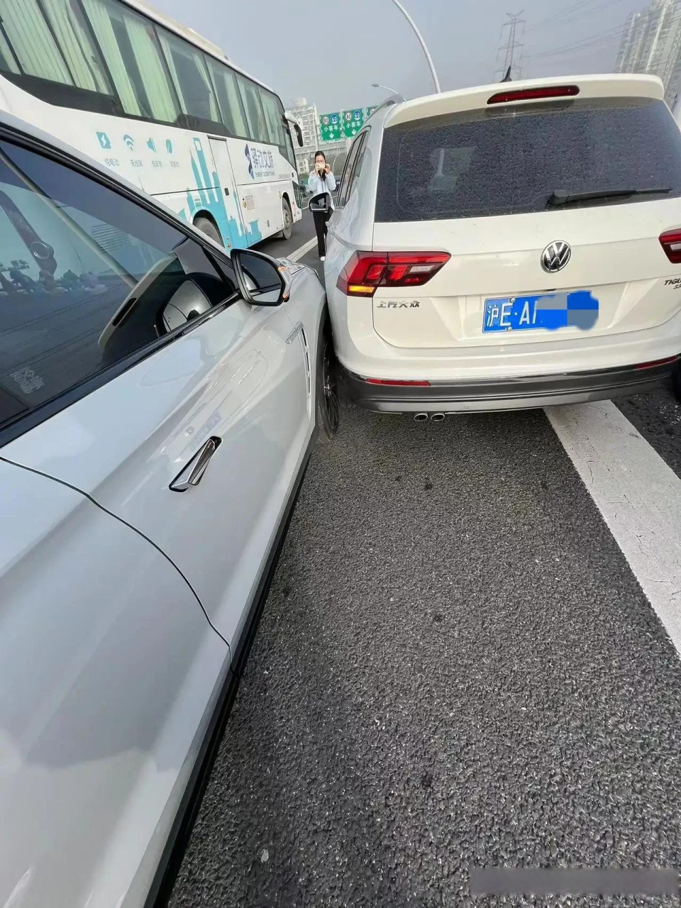 上海高架早高峰,两车发生轻微碰擦,大众女司机见交警就说:我是正常